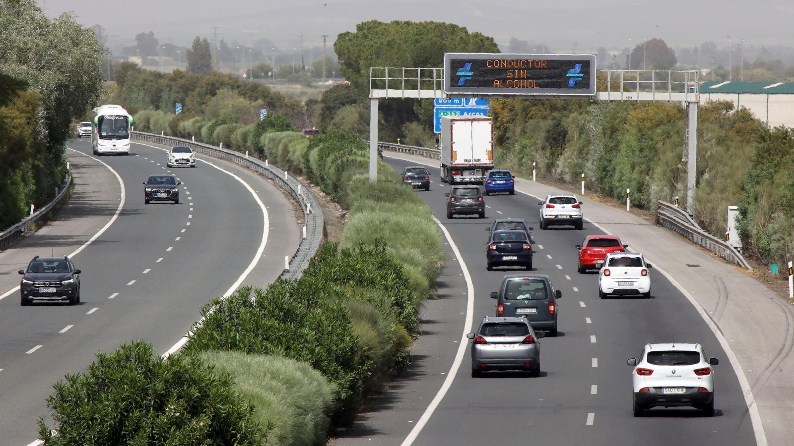 Un vehículo pesado circulando por la AP-4 a la altura de Jerez de la Frontera