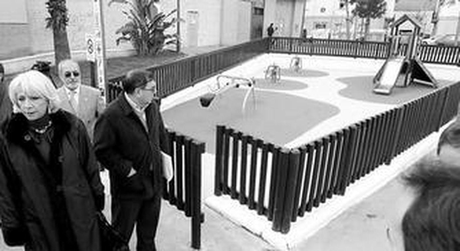 Inauguración de los columpios de la plaza Santa Ana.