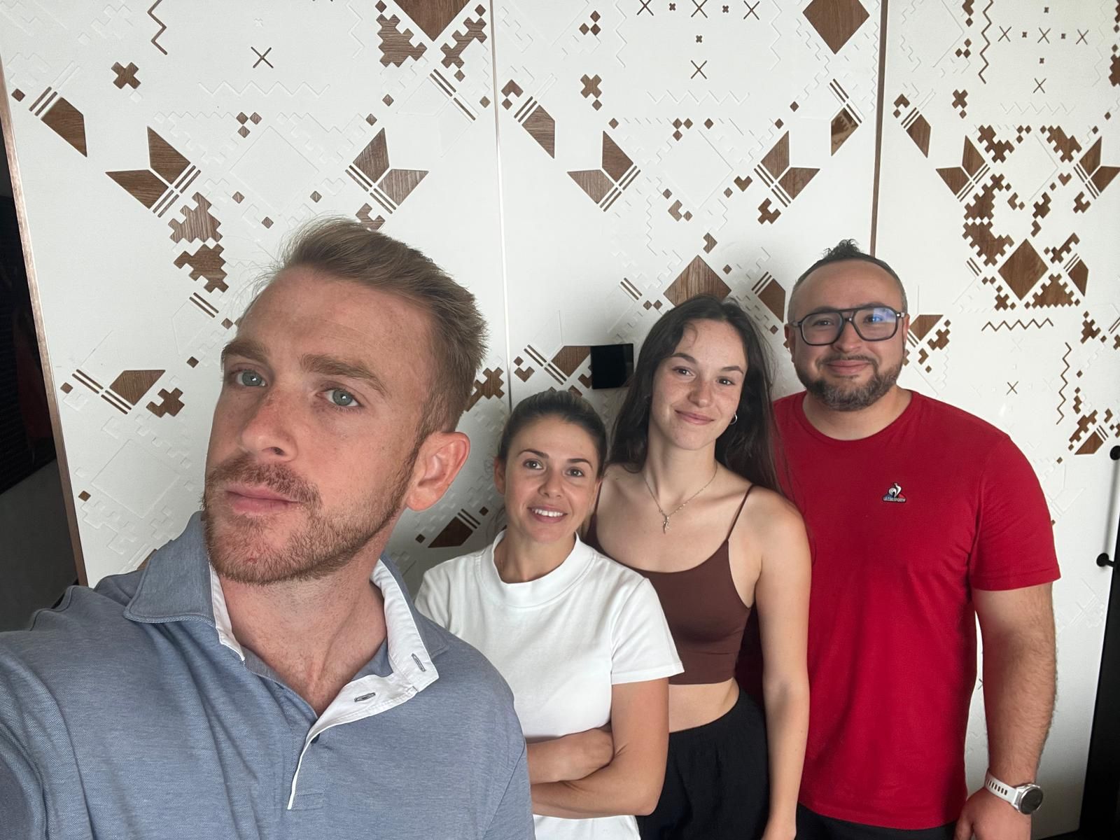 Selfie que se han hecho los cuatro españoles atrapados en Doha, Eduardo Picchi, Noelia Avecilla, Sofía Espejo y Pablo Vergara