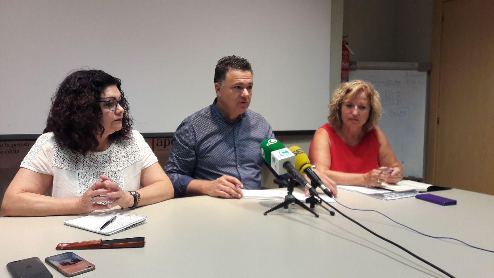 Los diputados Valido y Delgado con la representante de CCOO.