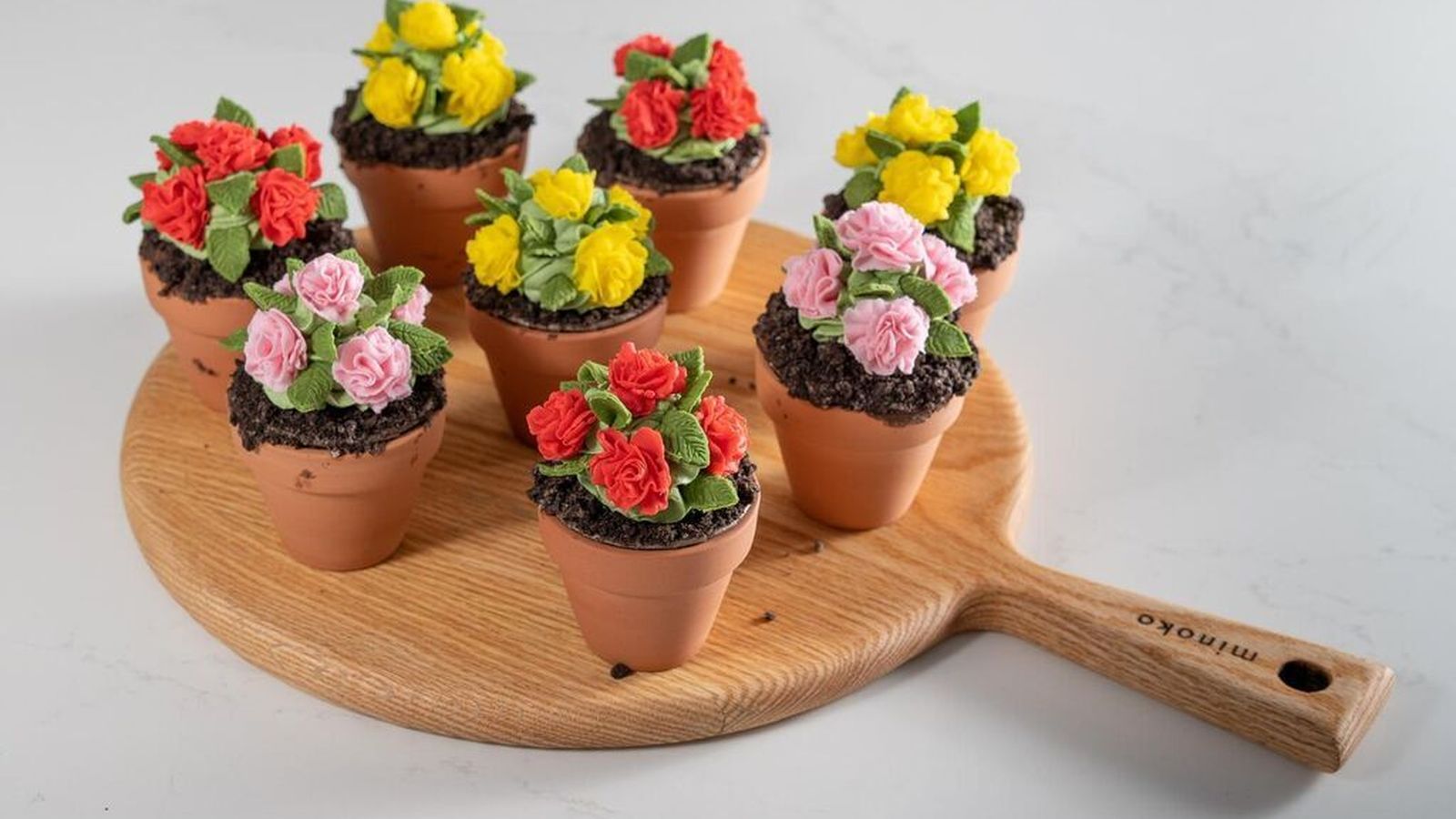 Cupcakes de bizcocho de azahar con corazón de gelé de naranja y ganache de azahar