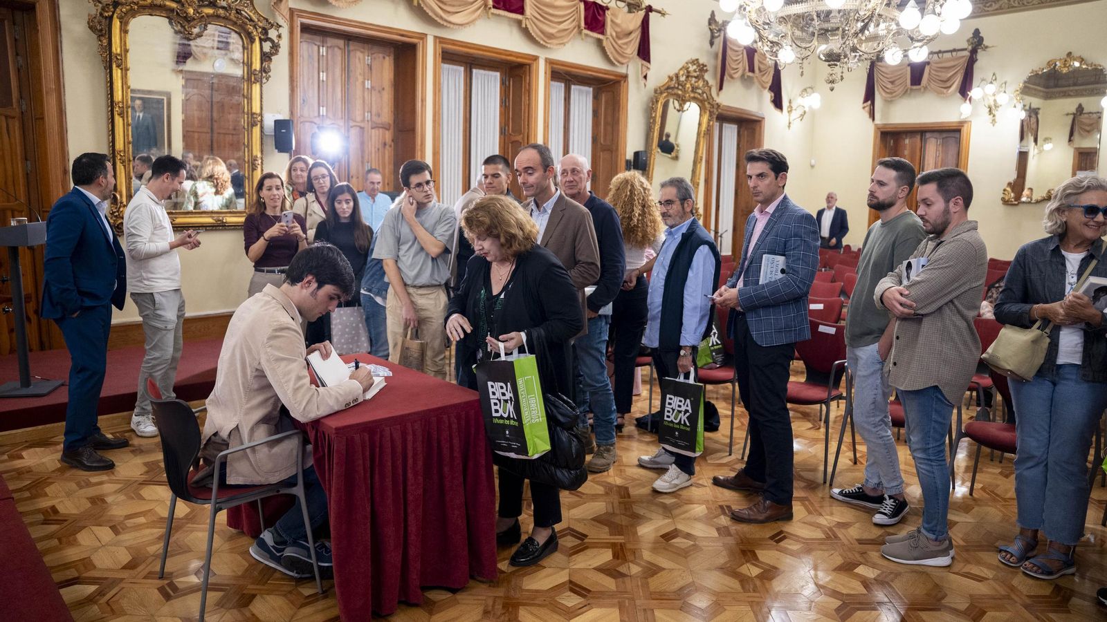 Alfonso Goizueta durante la firma de libros.