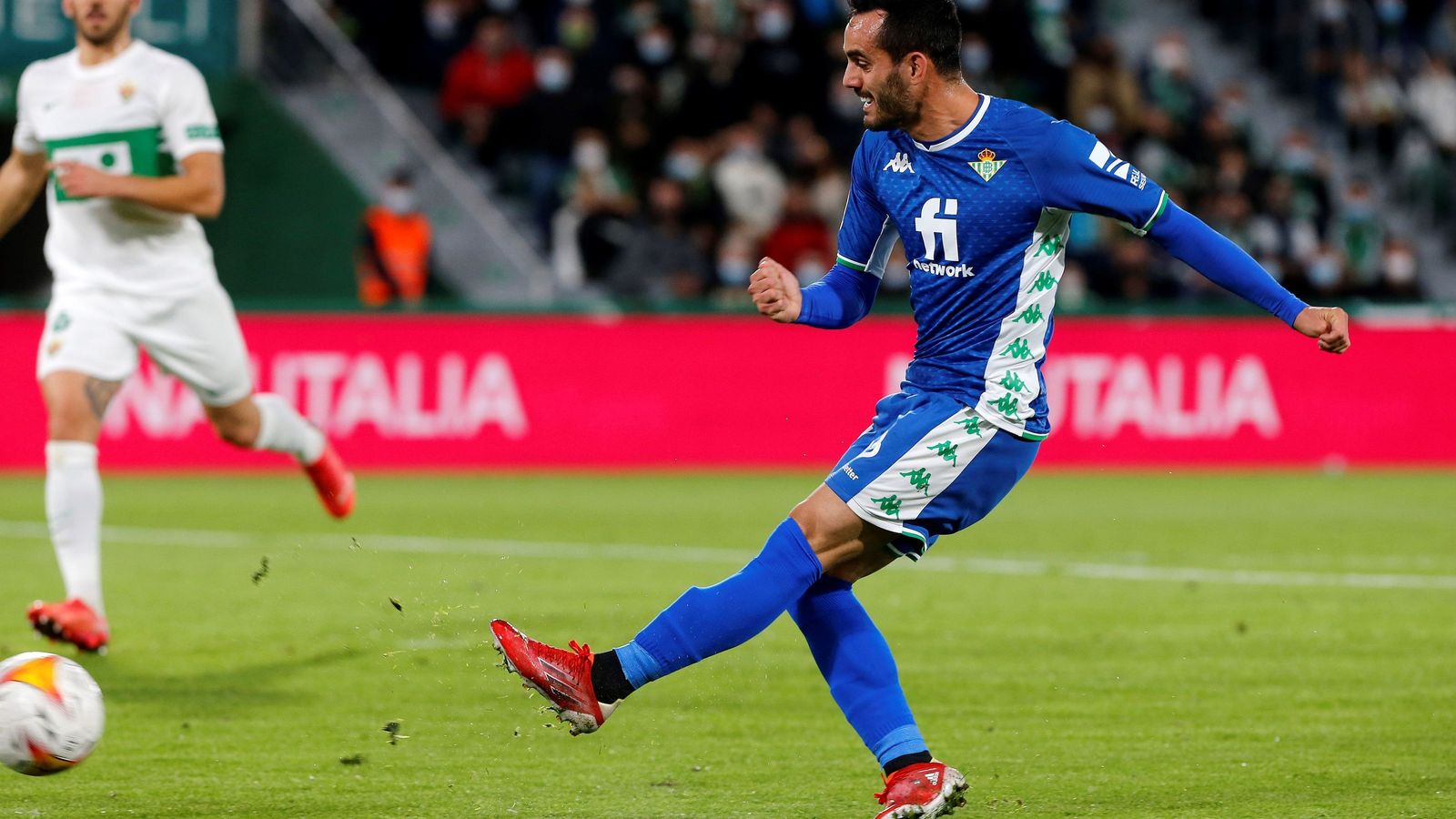 Juanmi golpea el balón con la izquierda para anotar el 0-1.