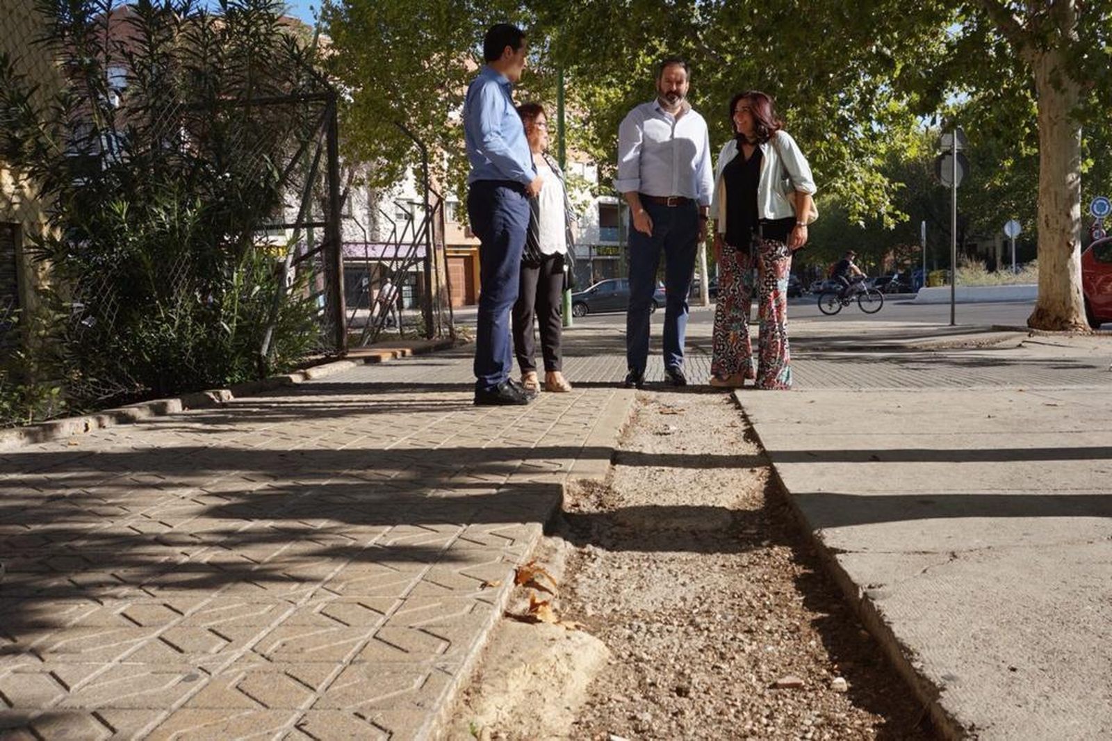 José María Bellido, Adolfo Molina y María de la O Redondo durante su visita al Polígono del Guadalquivir.