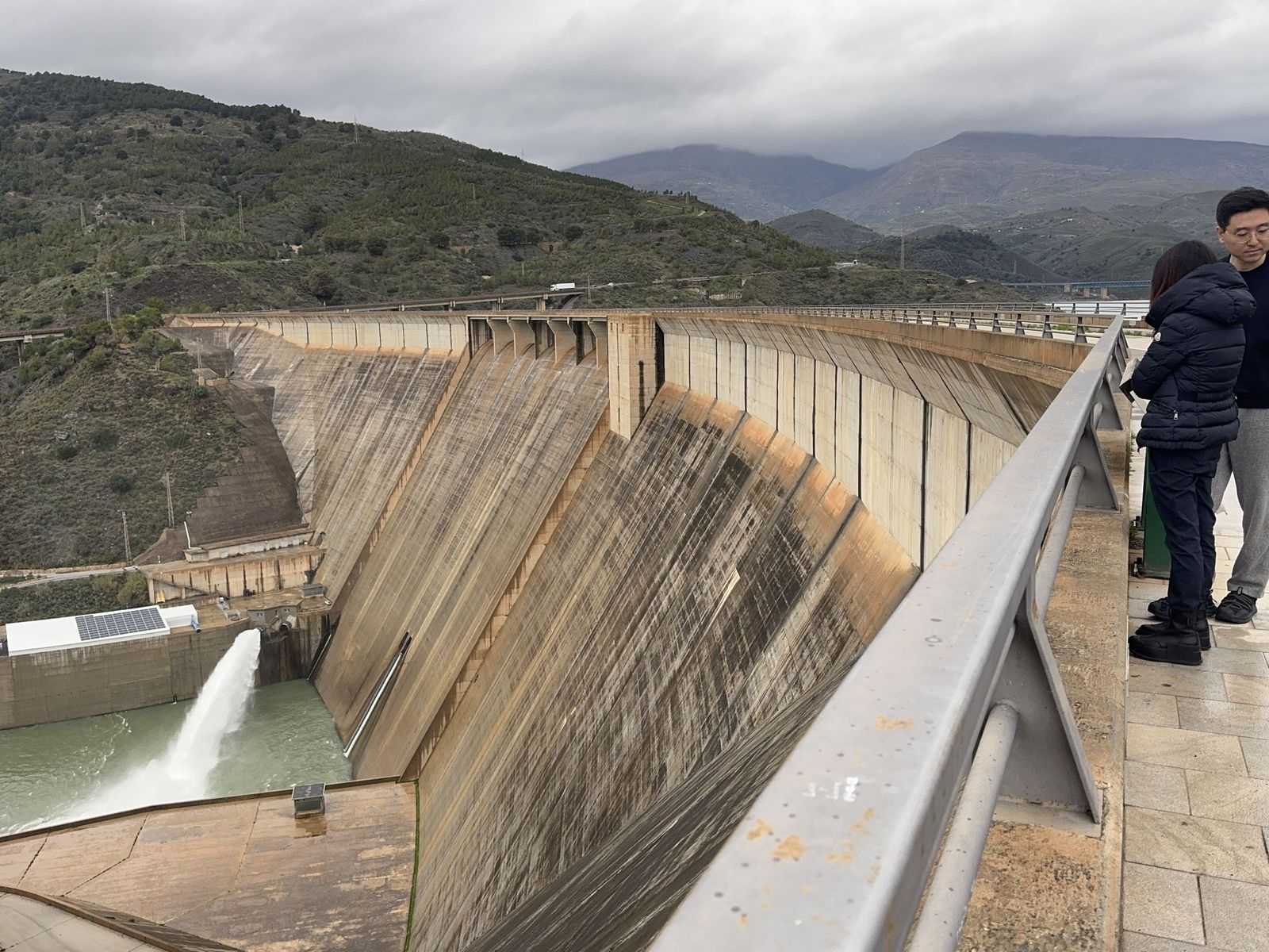 Dos personas viendo el desembalse de Rules