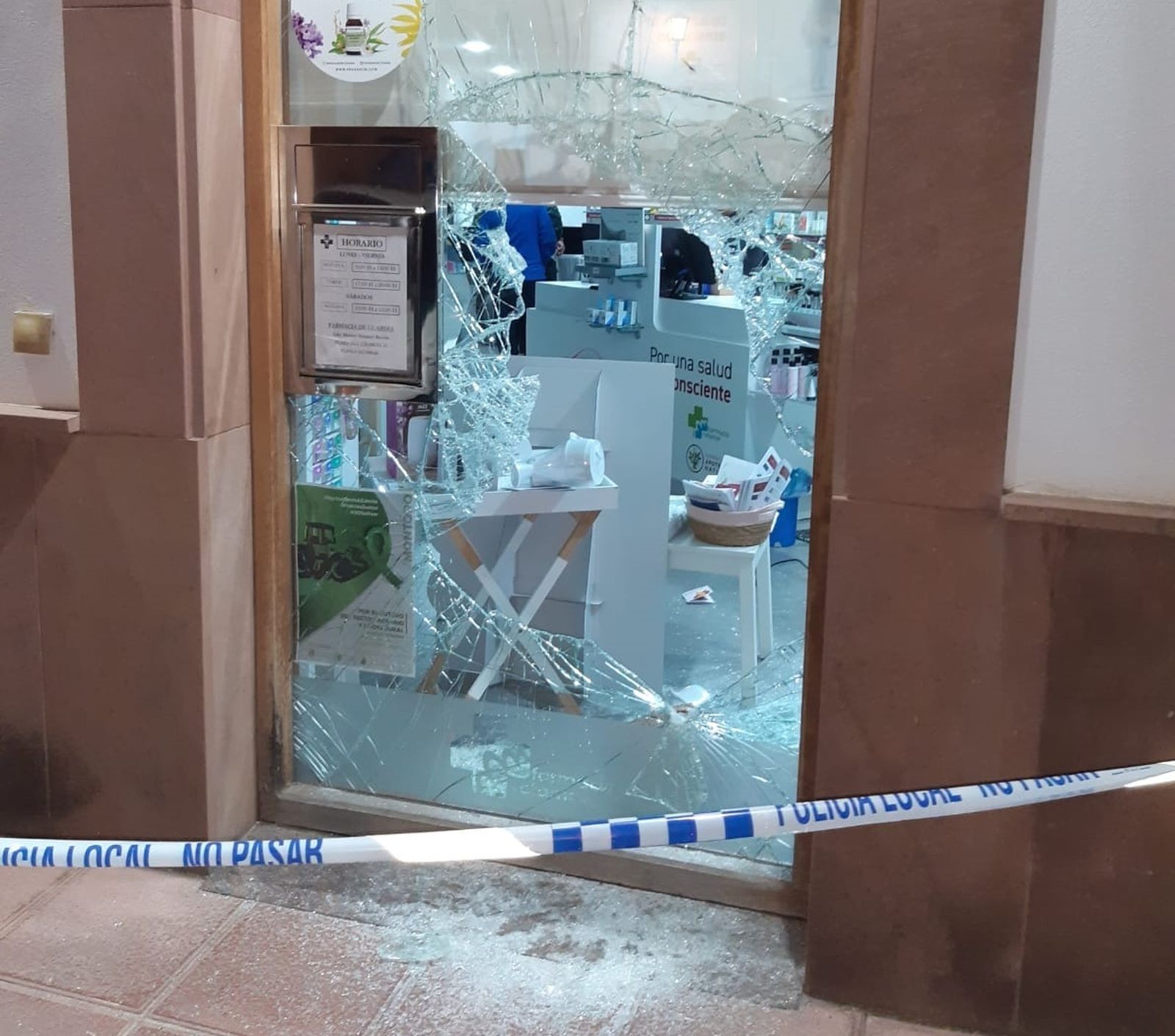 La farmacia el Retamar, precintada por la Policía Local de Montoro.