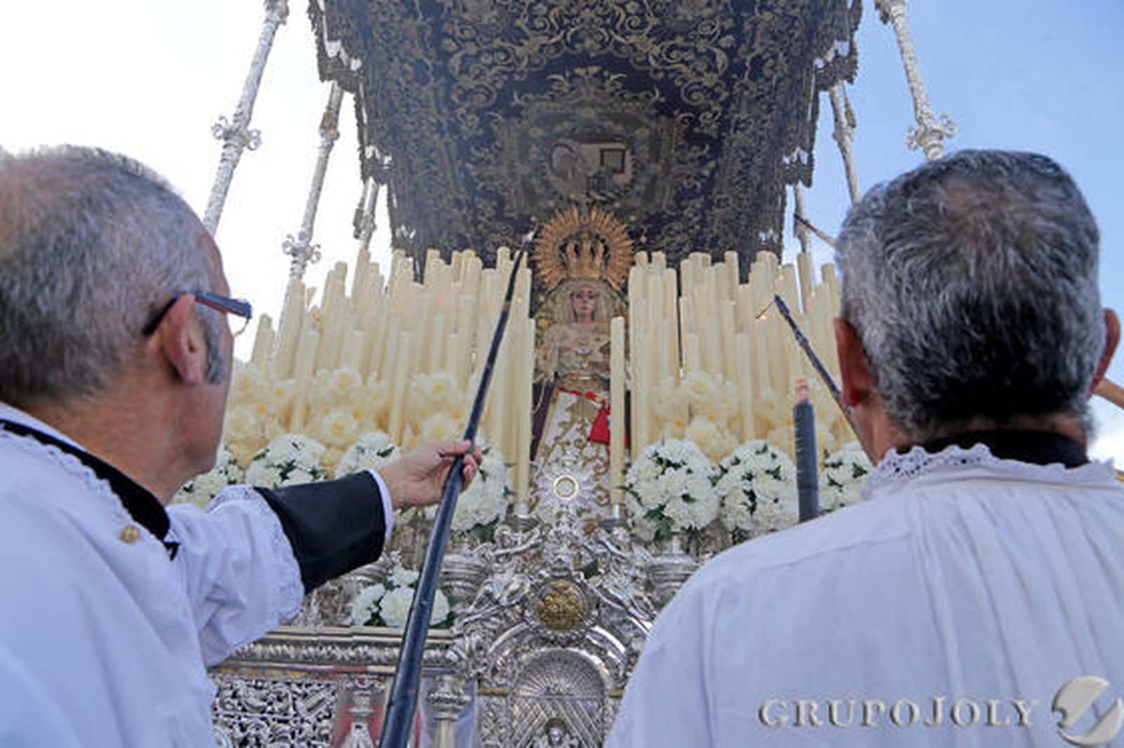 Dos acólitos encienden la candelería de María Santísima de la Candelaria.

Foto: Manuel Aranda