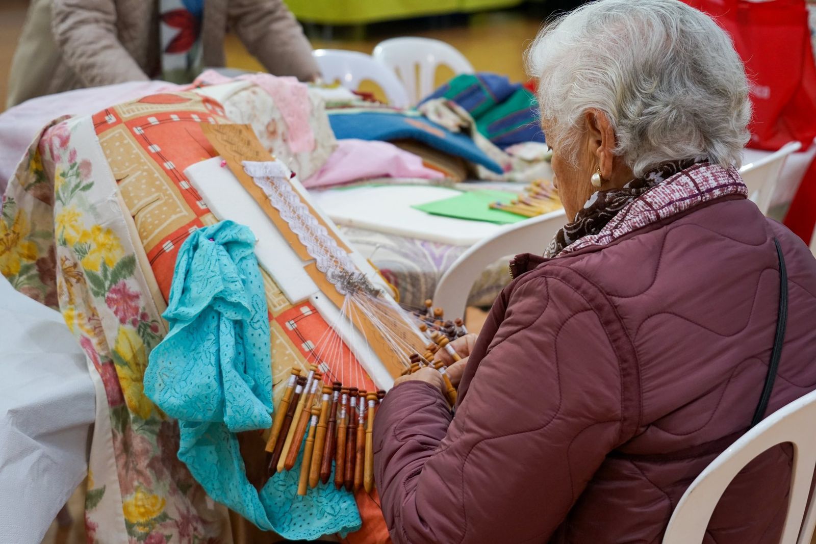 Encajeras de toda la provincia vuelven a convertir a Vícar en la capital de la artesanía y la tradición