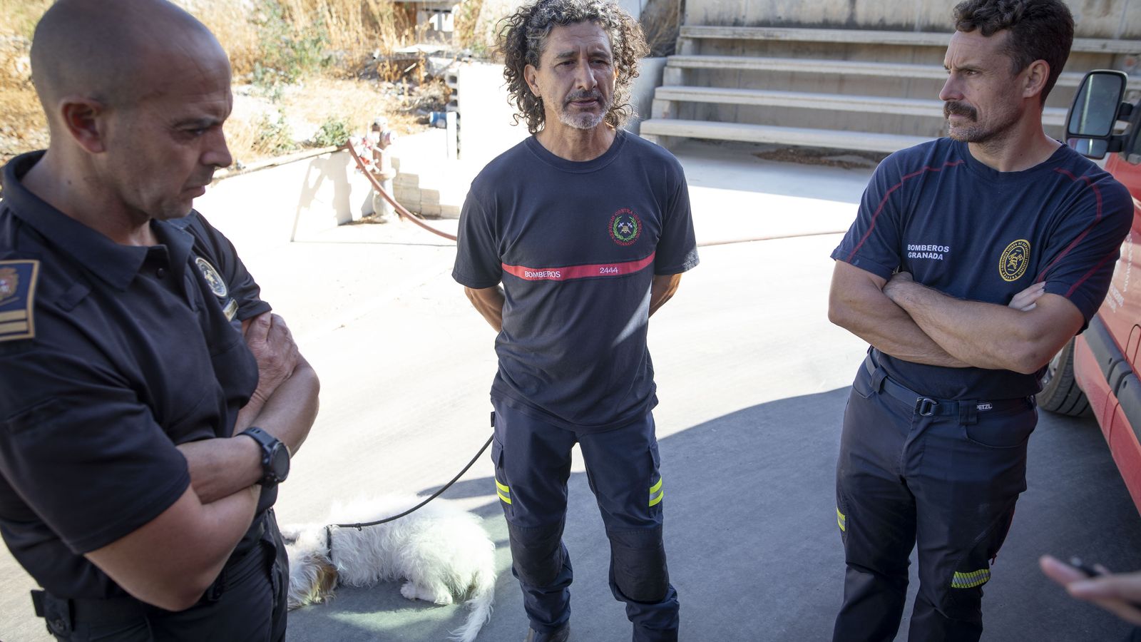 Con el jefe de Bomberos (izquierda) comentando la operación.