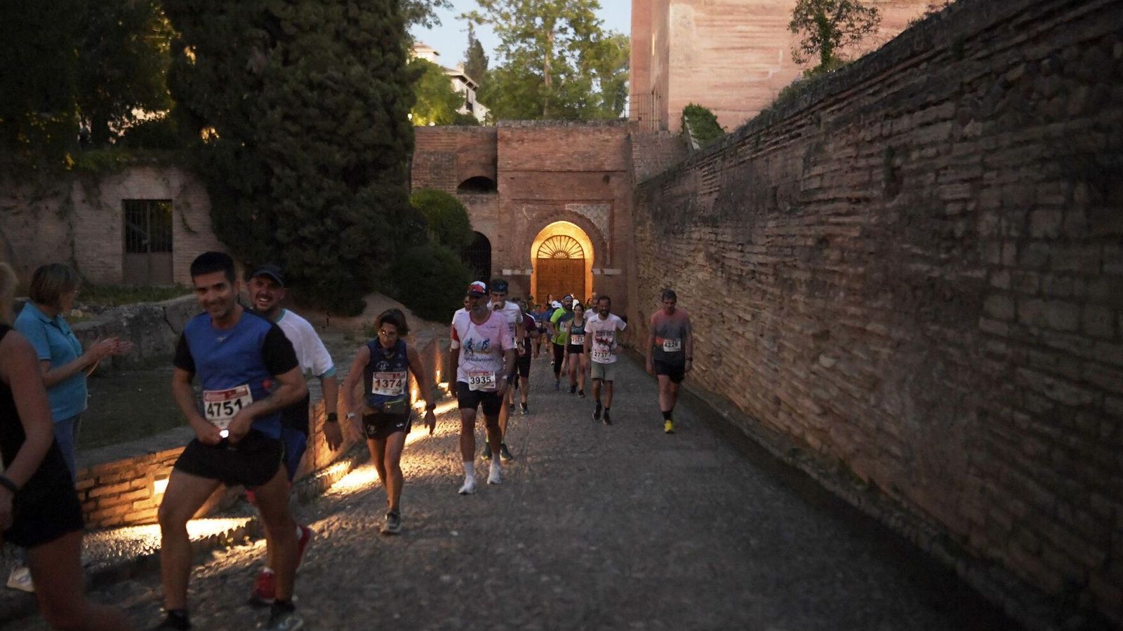 Atletas a la salida de la Puerta de la Justicia