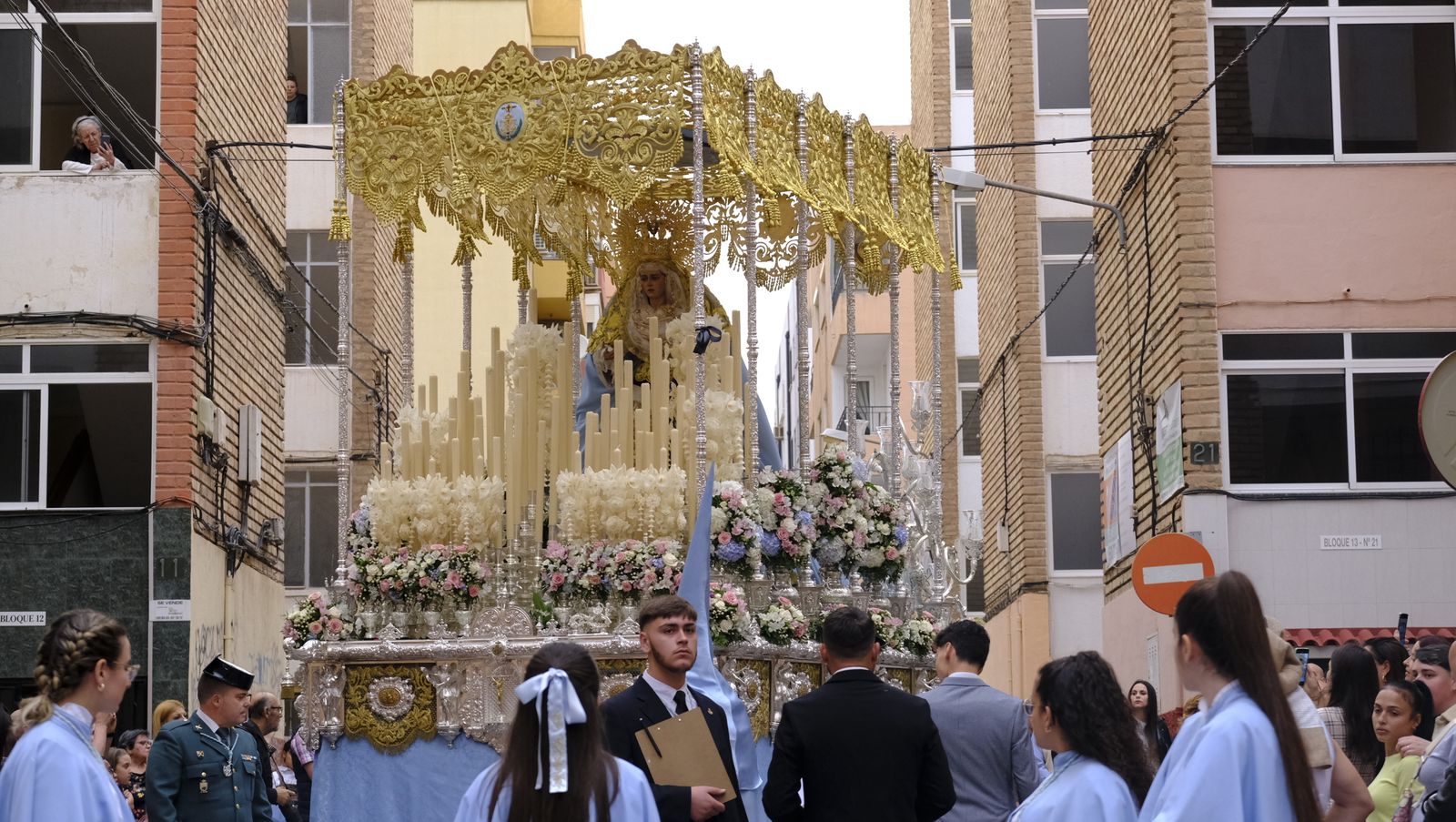 La Procesión de Los Ángeles de sobrepuso a la lluvia, en imágenes