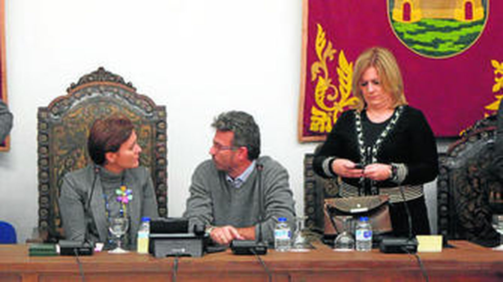 Asunción Barranco, de pie, a la derecha, junto a la alcaldesa Gemma Araujo y el interventor durante el último Pleno.