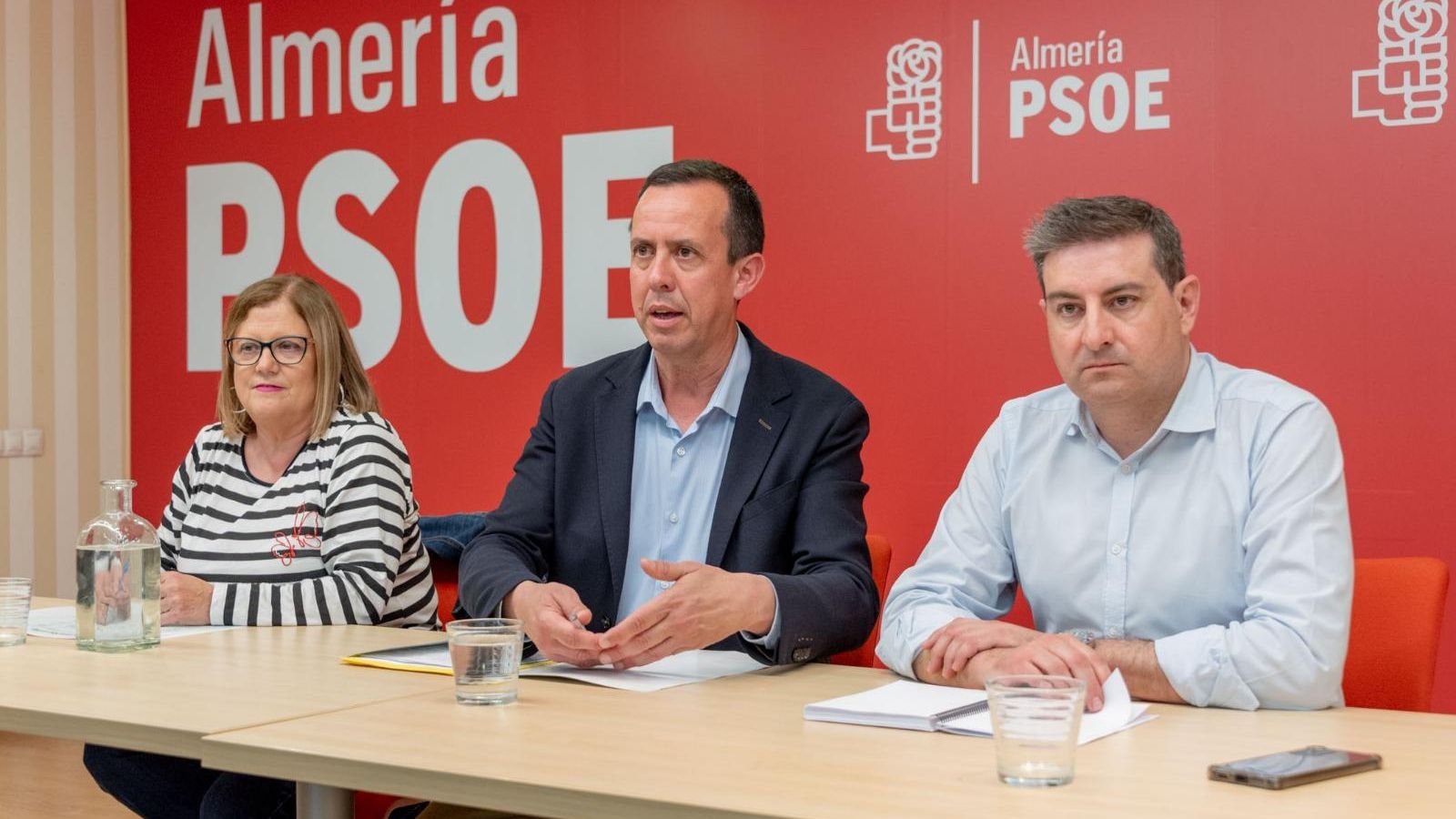 El secretario general del PSOE de Almería acompañado por Nicolás Ayala y Francisca Pérez.