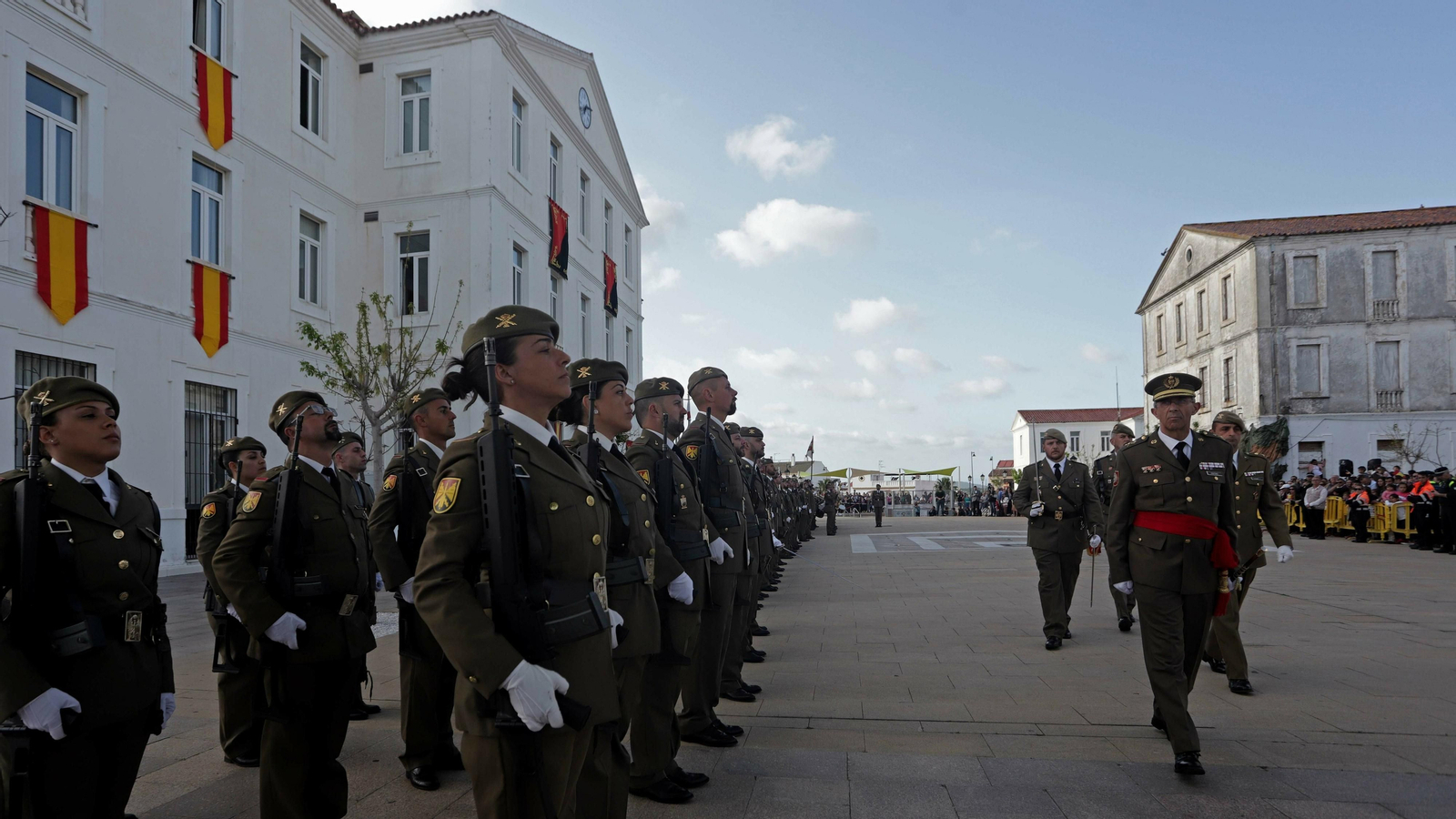 Las mejores fotos del desfile militar del Dos de Mayo en San Roque