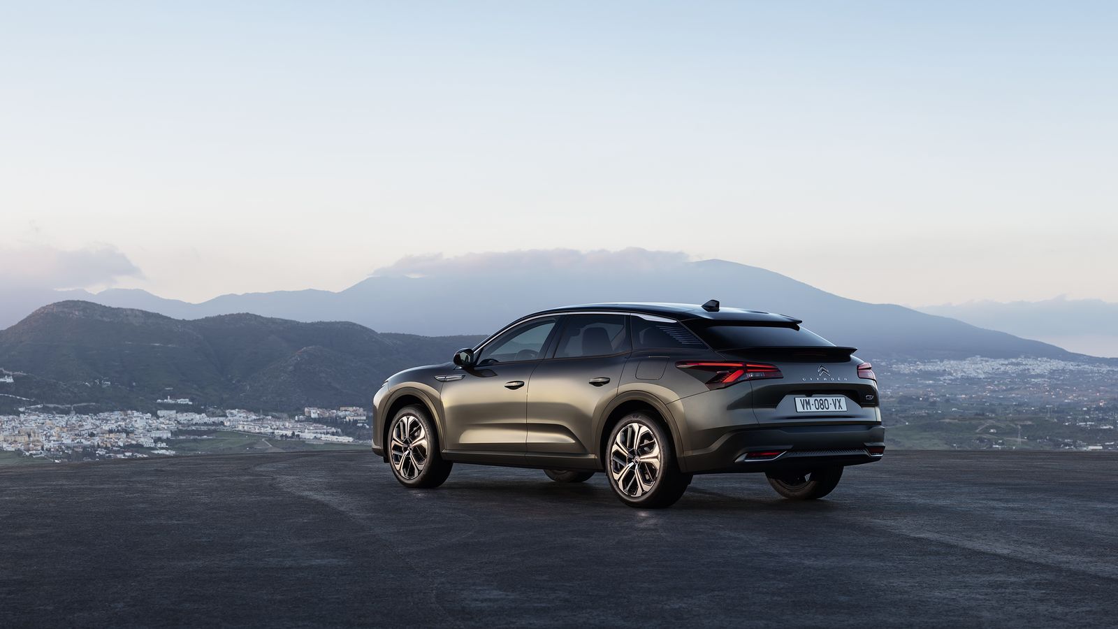 El C5 X será el modelo más grande de la actual gama Citroën. Tiene algunos recursos de SUV, como su posición de conducción elevada, pero es una berlina de cinco puertas.