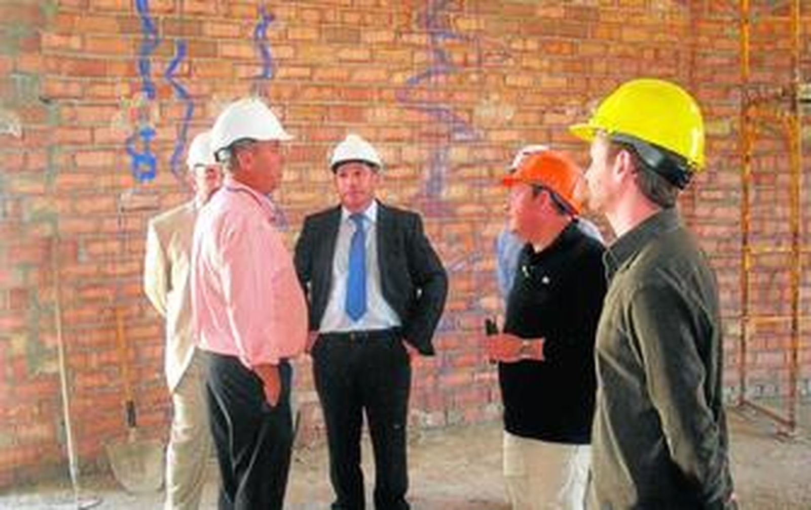 El alcalde de Almuñécar, Juan Carlos Benavides, visitó las obras del tanatorio.