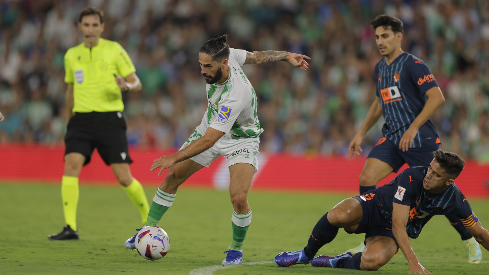 Isco recorta a Gabriel Paulista.