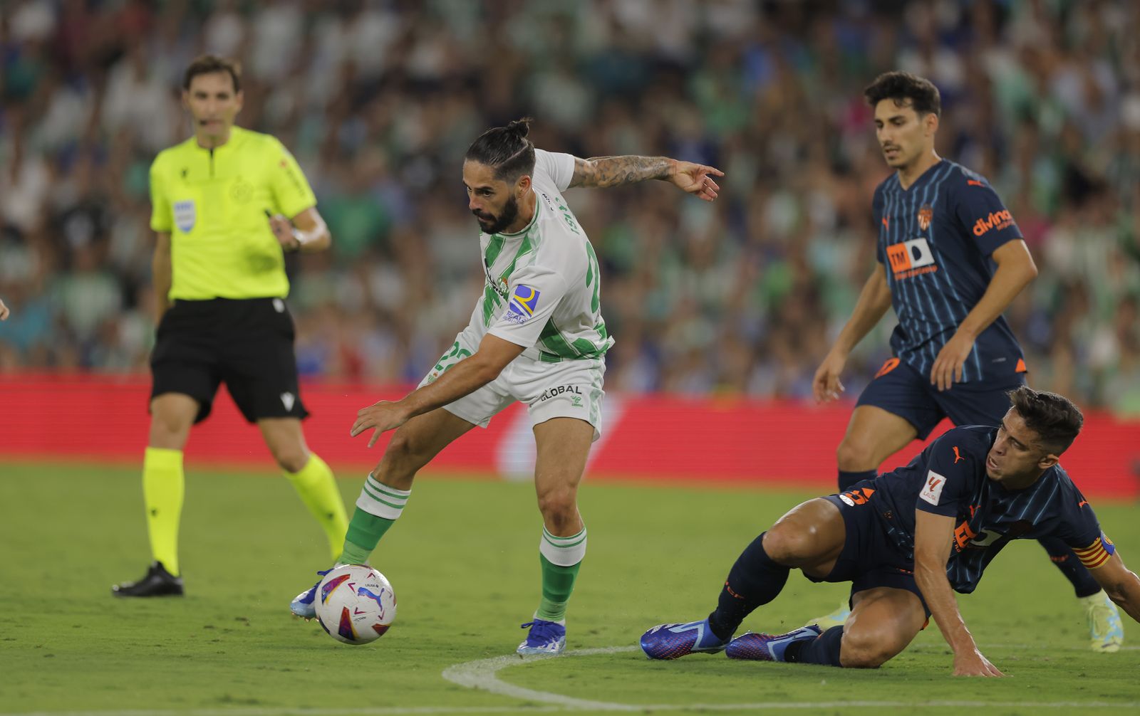 Isco recorta a Gabriel Paulista.