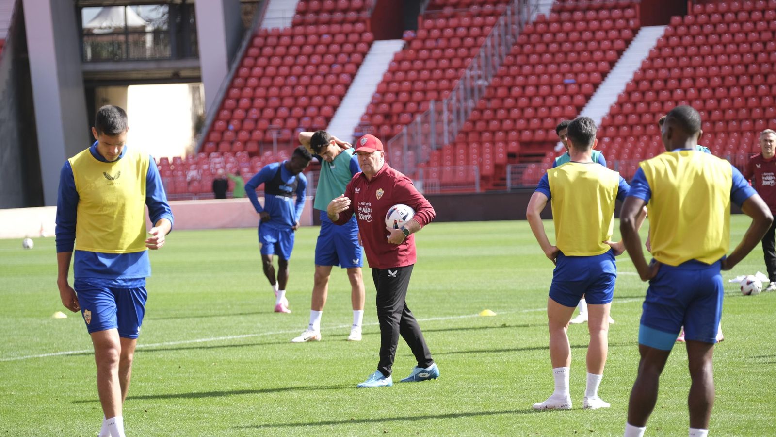 El técnico madrileño da instrucciones en la última sesión del equipo rojiblanco.