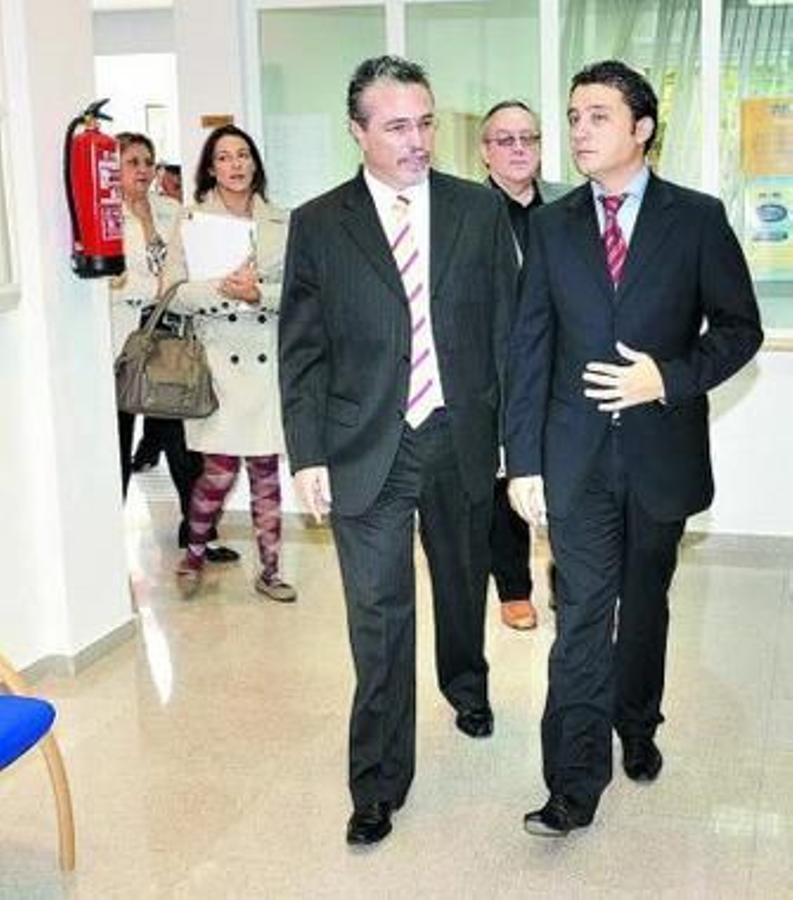 Velasco, junto al presidente de Prode, en su visita de ayer. Velasco, junto al presidente de Prode, en su visita de ayer.