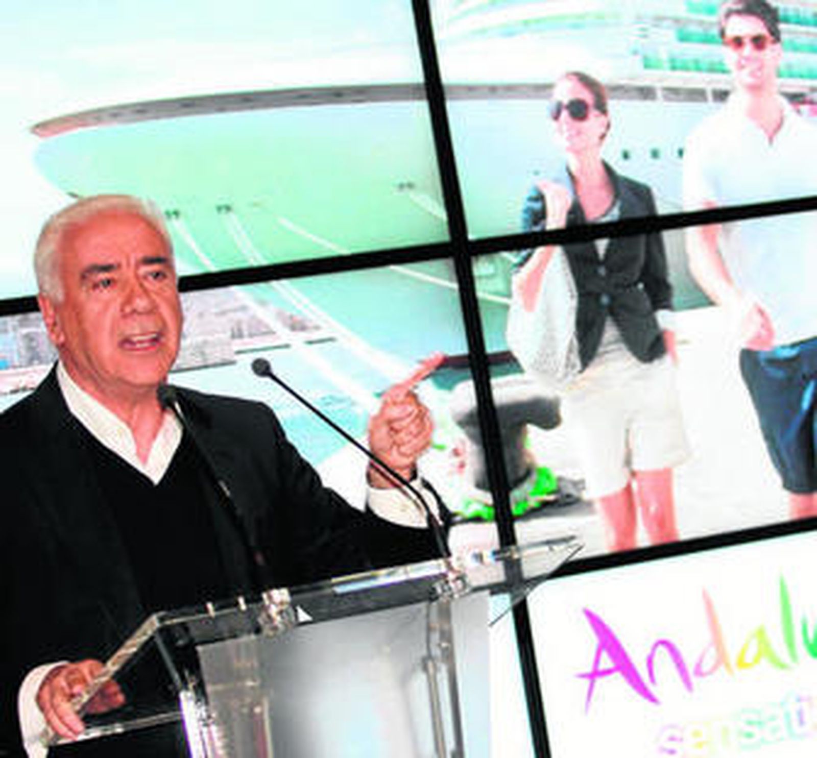 Alonso presenta el proyecto en la sede de la Empresa Pública para la Gestión del Turismo y el Deporte, ayer.