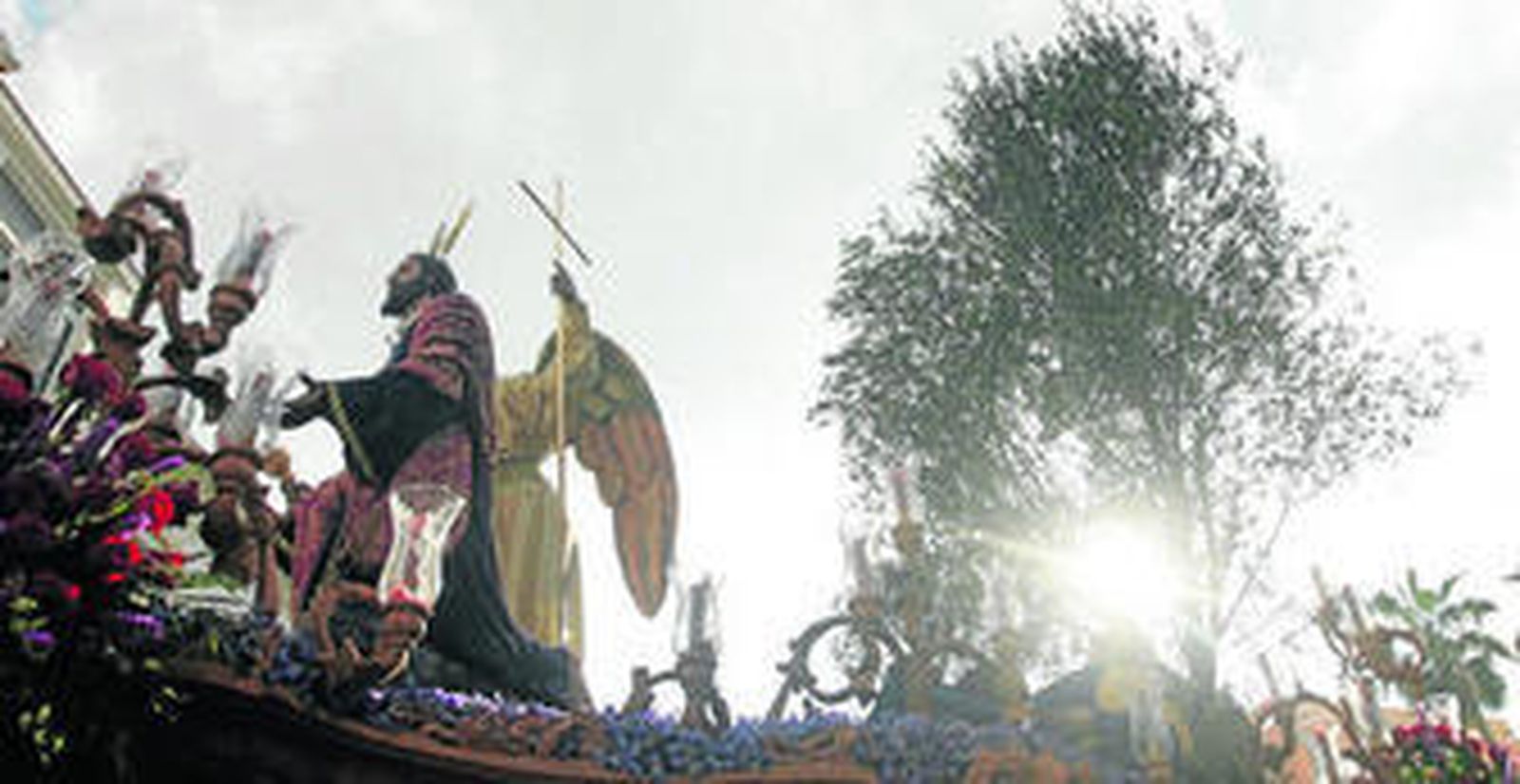 Imagen del Cristo de la Misericordia ante el fuerte empuje de los rayos de sol que alumbran su camino procesional.