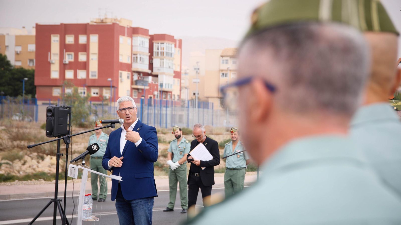 Un legionario escucha el discurso de Ismael Torres.