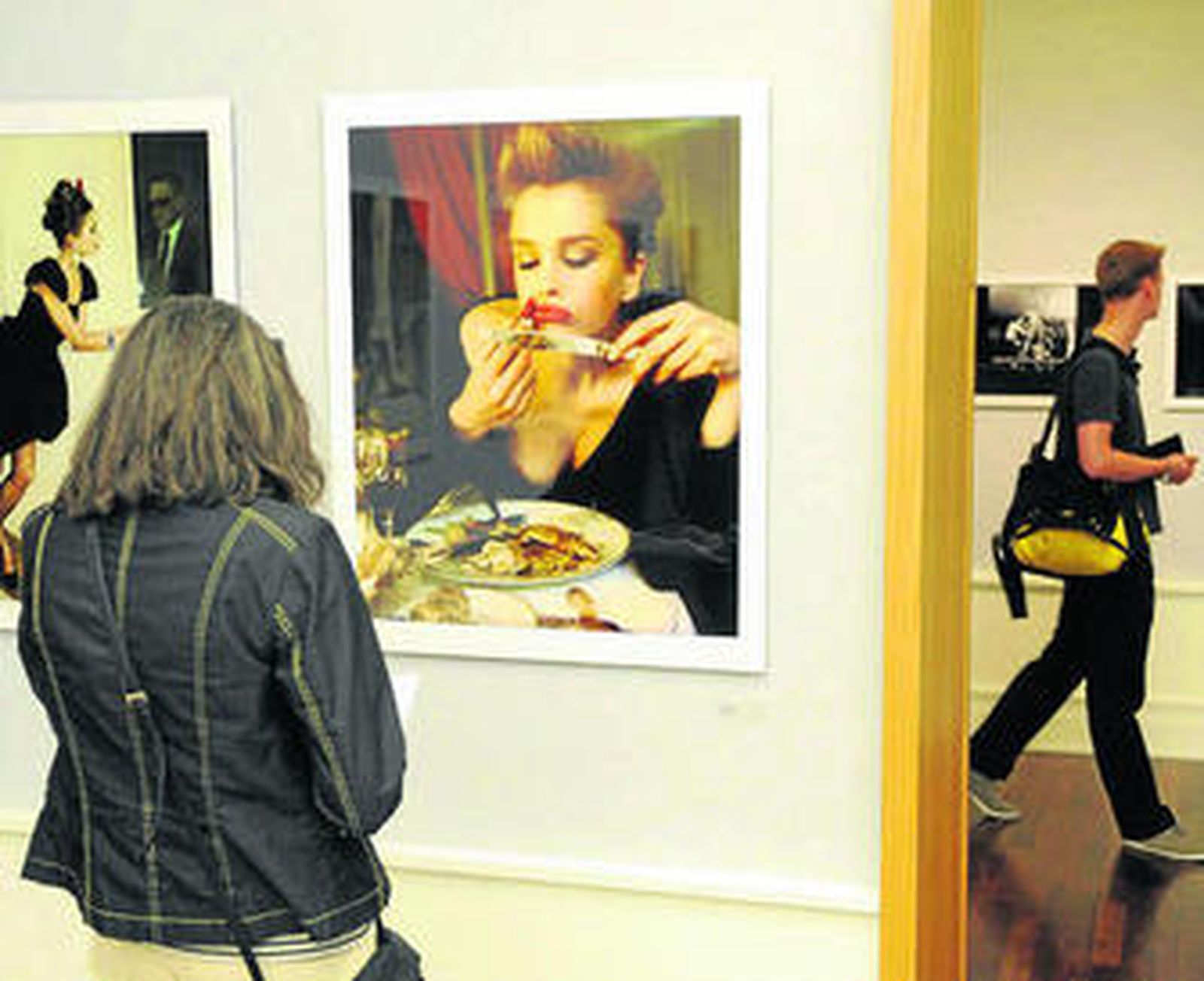 Una visitante contempla una de las obras expuestas en Berlín.