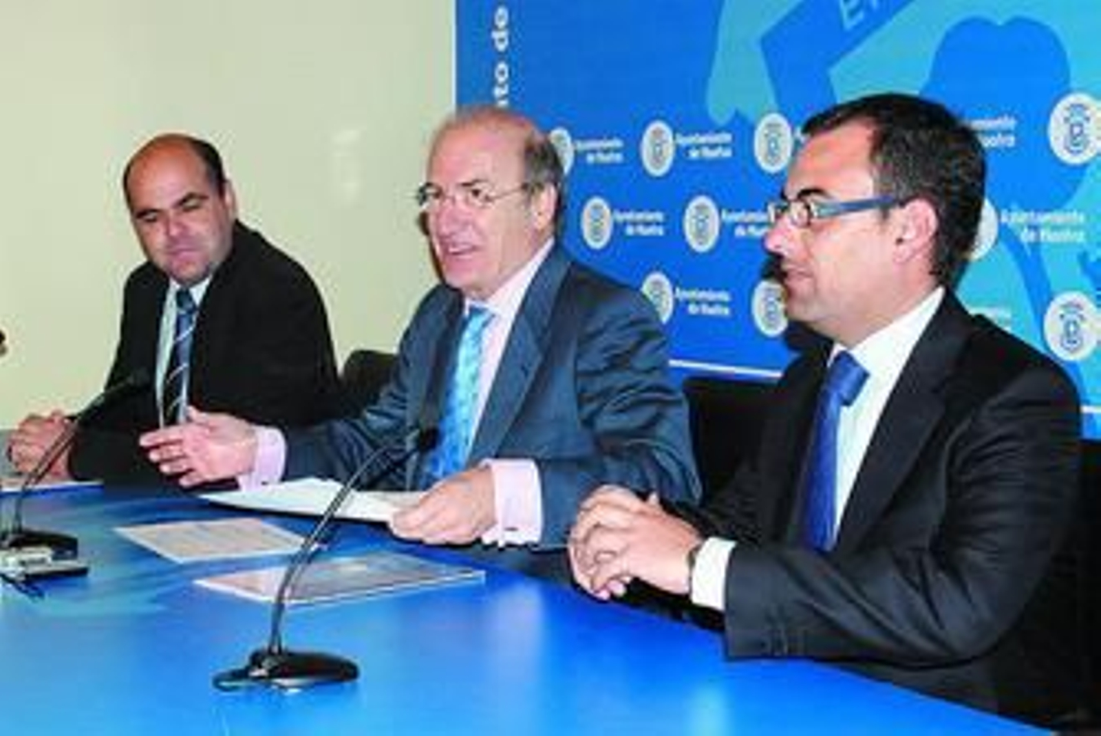 El alcalde; junto a los concejales Saúl Fernández y Ángel Sánchez, que encabezan el Consejo de Administración.