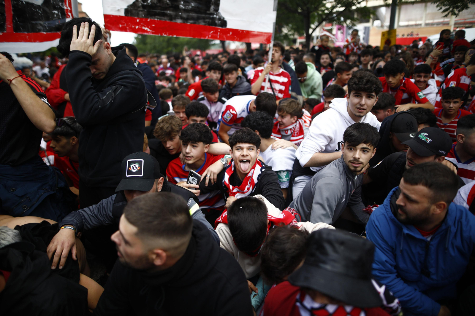 Así fue el recibimiento al Granada CF por su afición