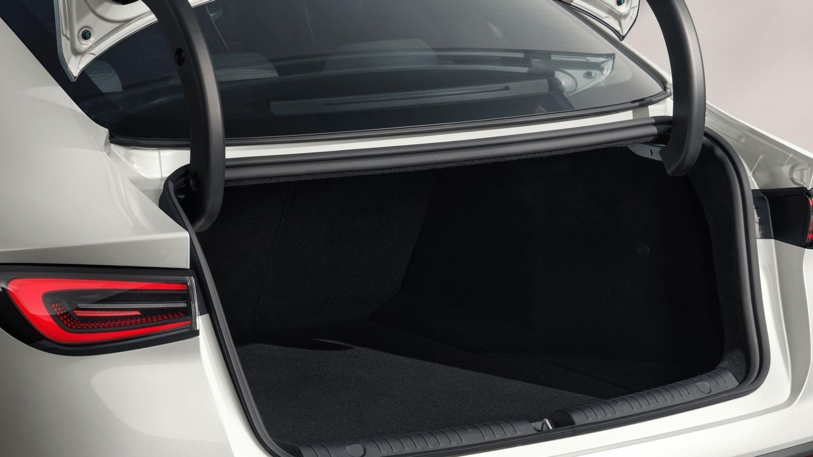 En el sedán los cuellos de cisne que hacen de articulación de su tapa han de restar espacio útil al maletero.