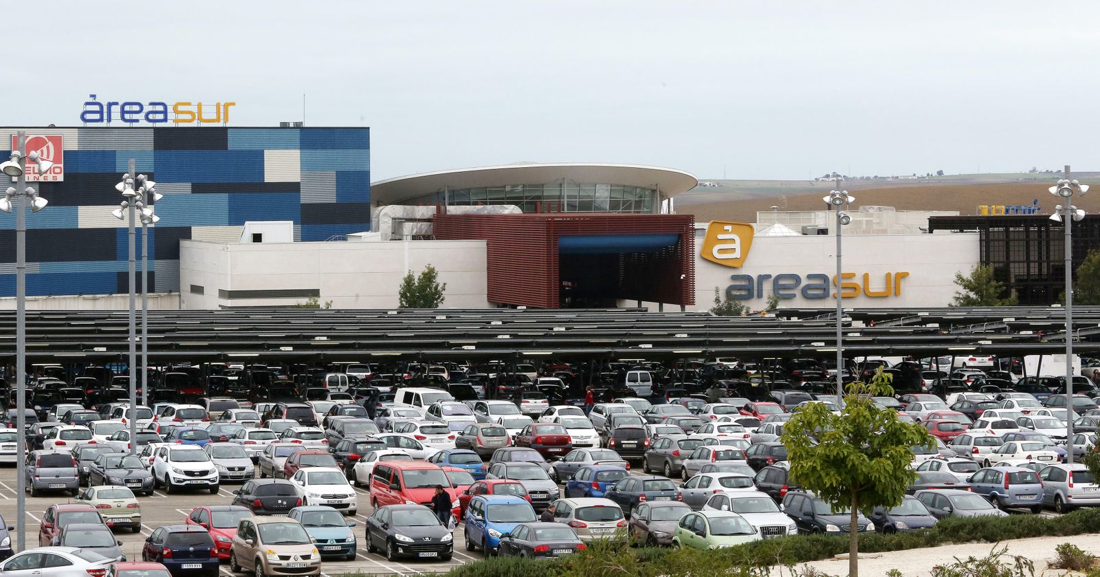 Uno de los accesos al centro comercial de Área Sur en Jerez.
