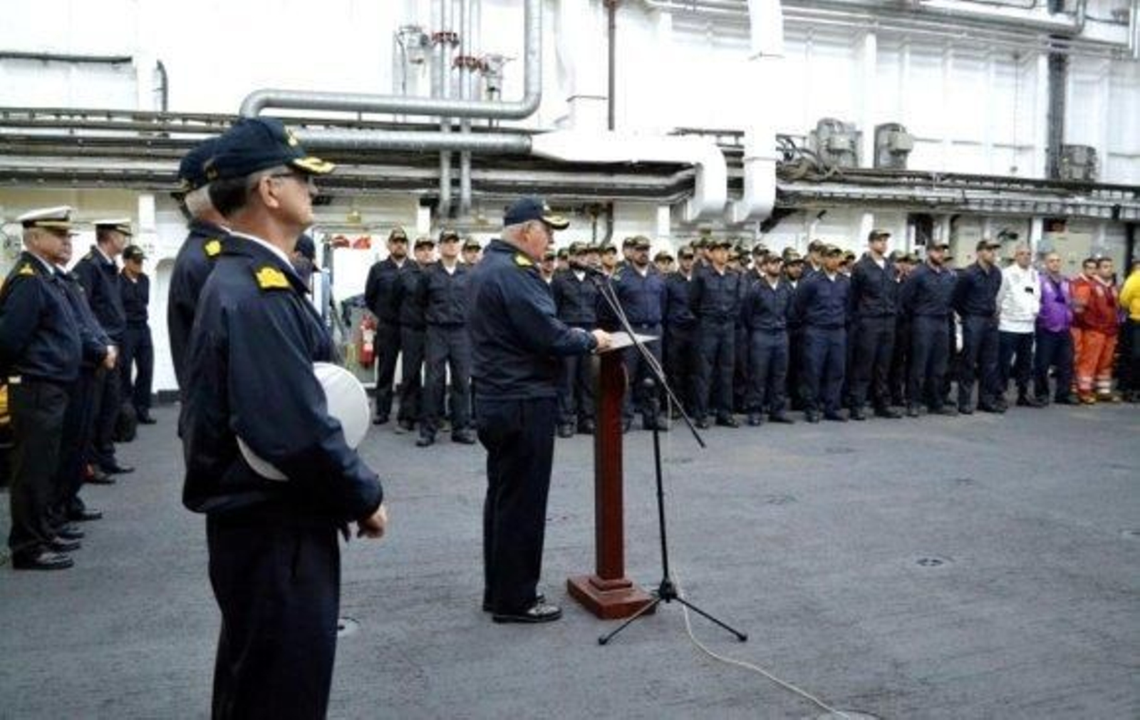 El Almirante Jefe de Estado Mayor de la Armada recibe al buque 'Cantabria' en Rota