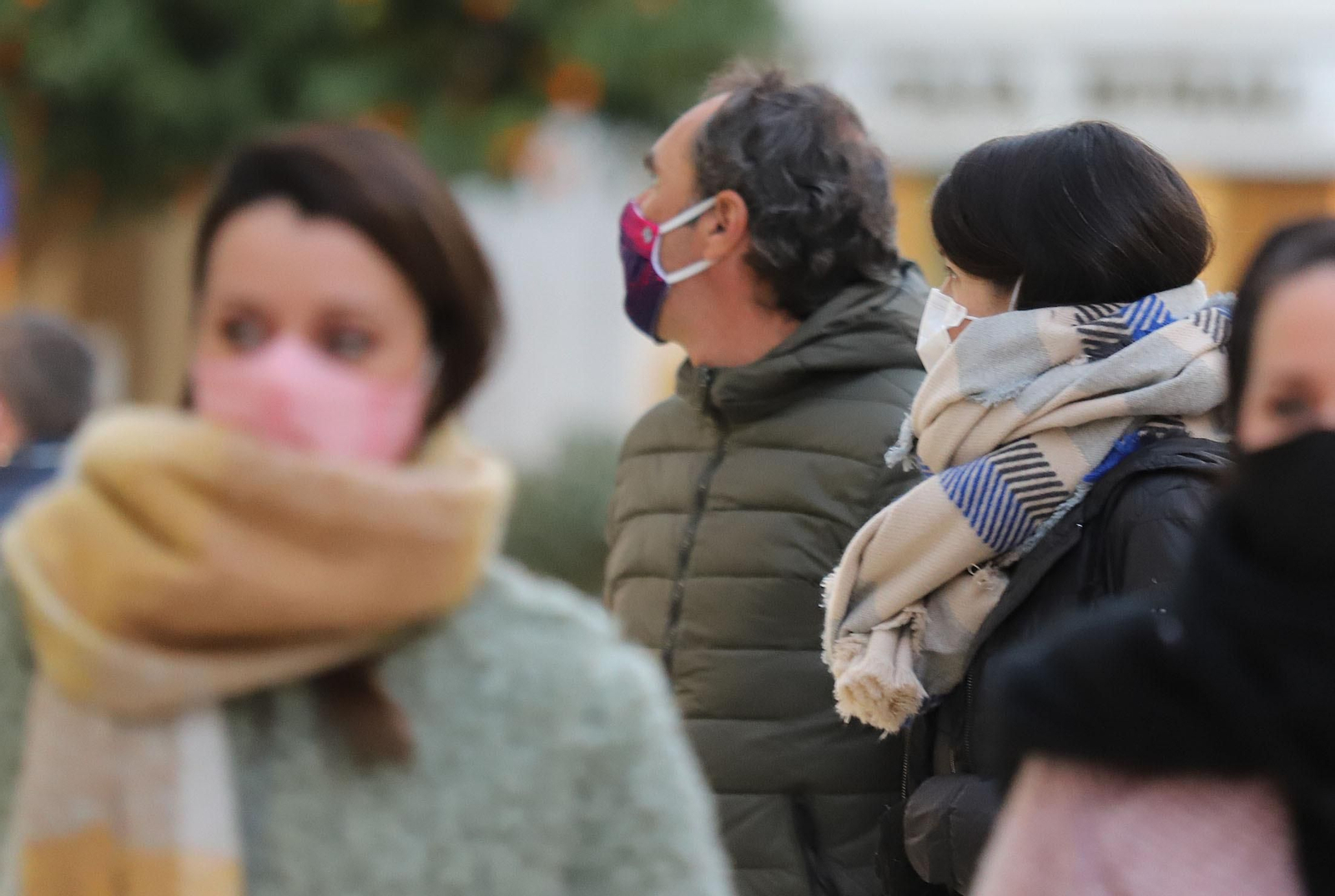 Jornada de frío intenso en las calles de Huelva