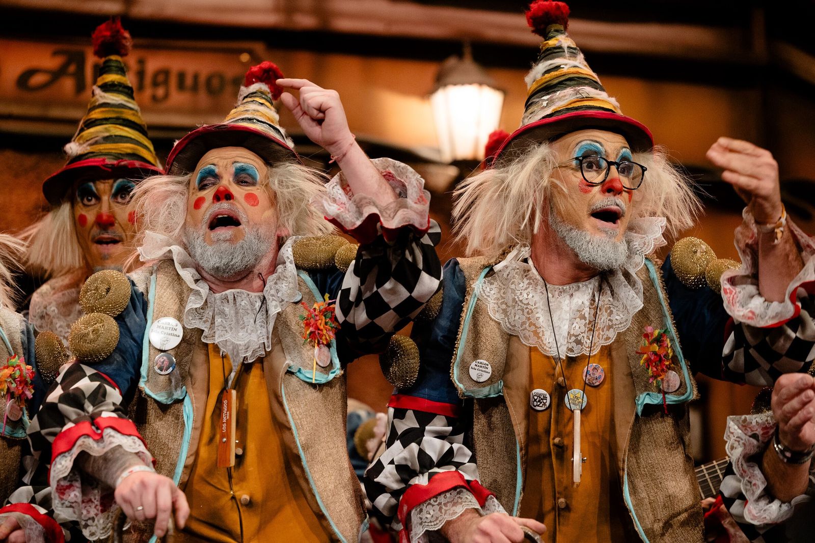 La chirigota 'Los antiguos' en una de sus actuaciones en el COAC 2026.