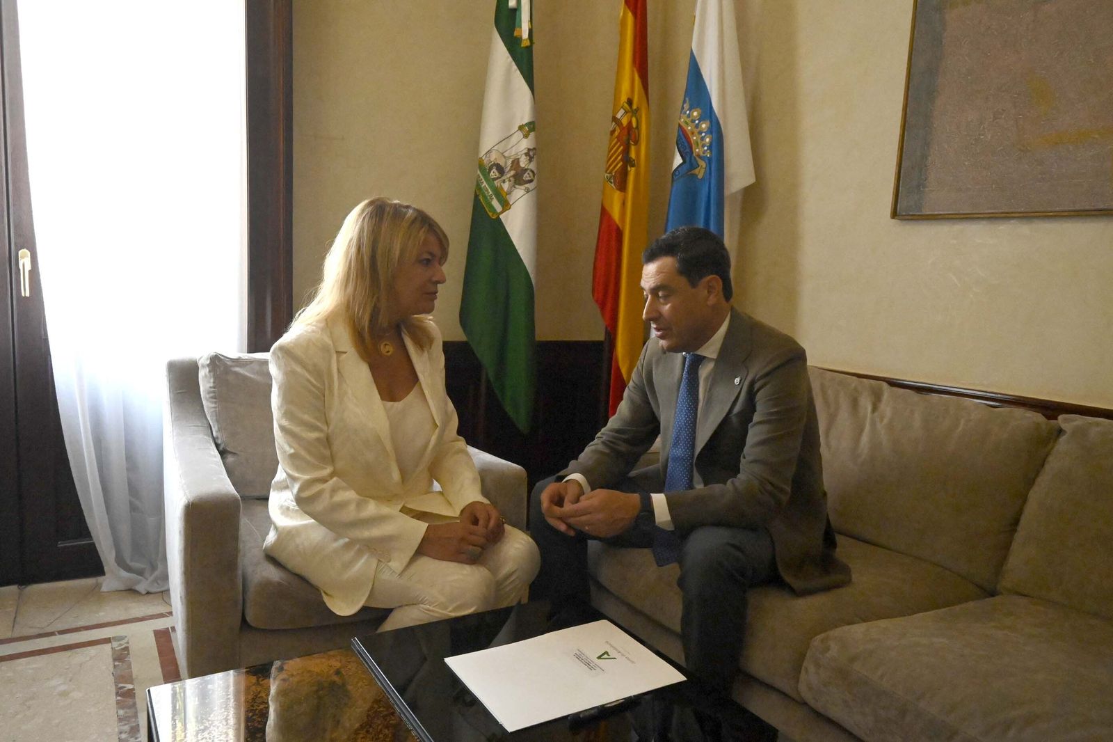 Visita de Juanma Moreno al Ayuntamiento de Huelva, en Imágenes