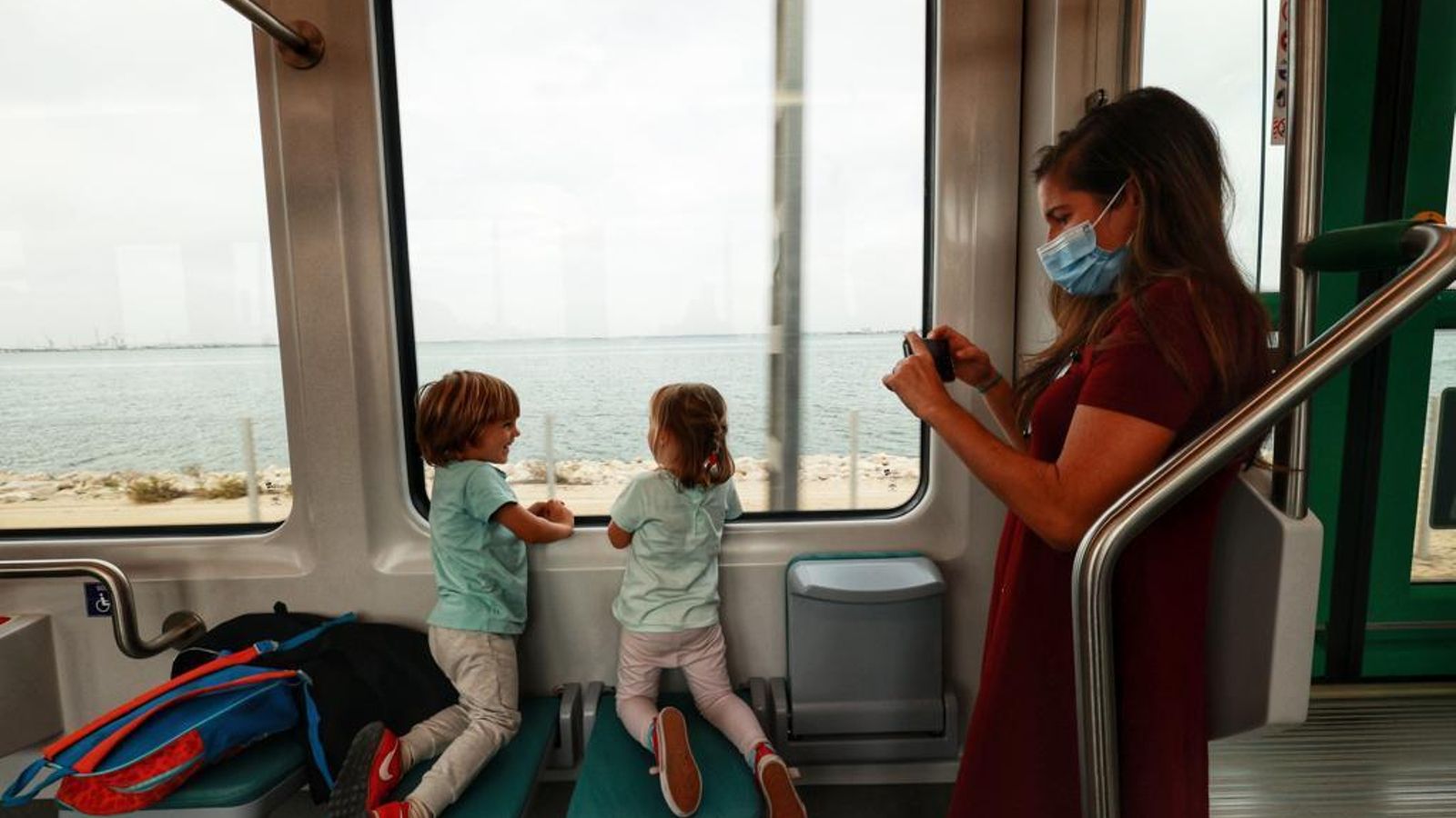 Lucía fotografía a su hija y su sobrina en un "momento histórico".