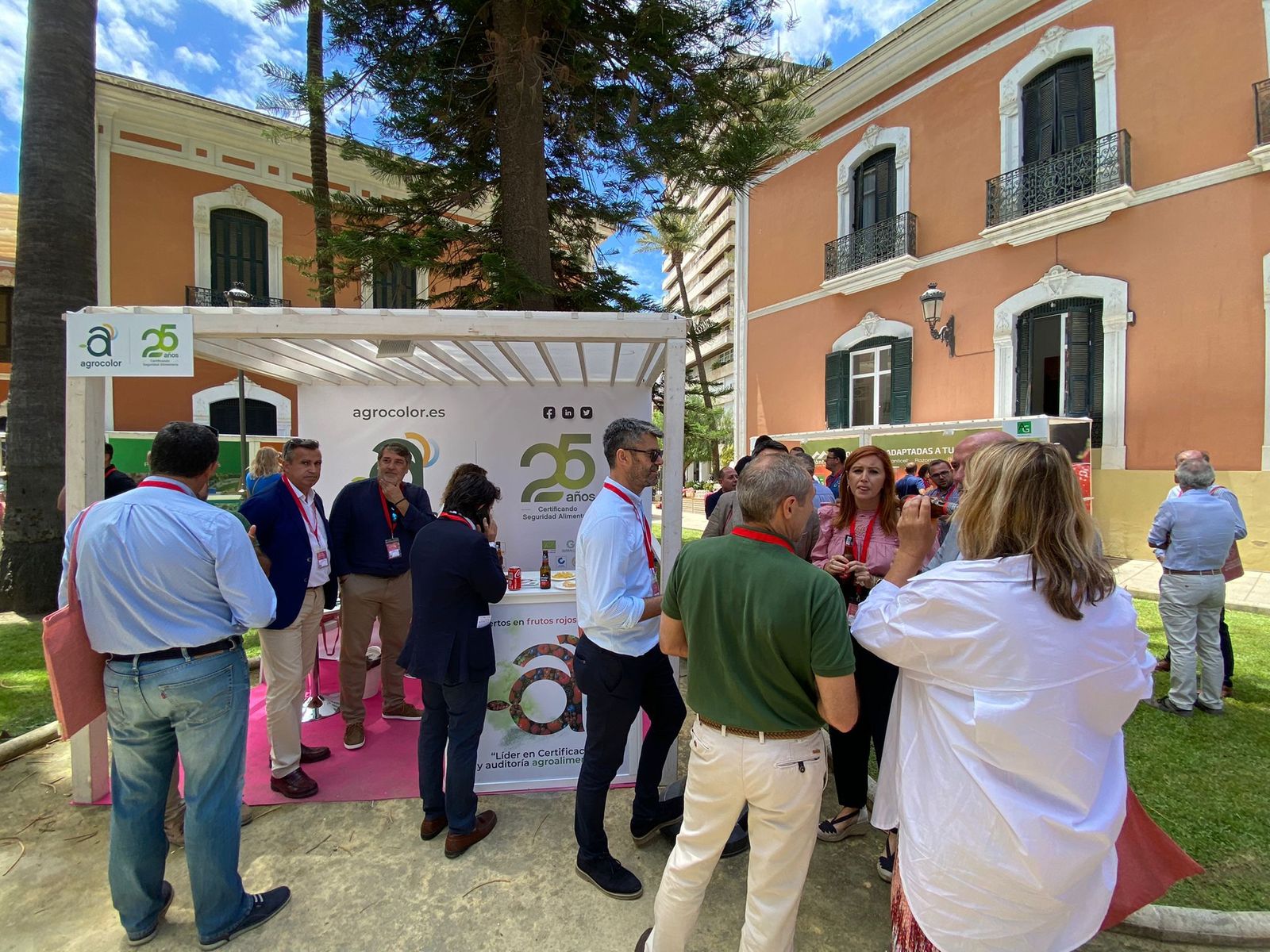 Más de medio centenar de empresas participan en el Congreso de Frutos Rojos