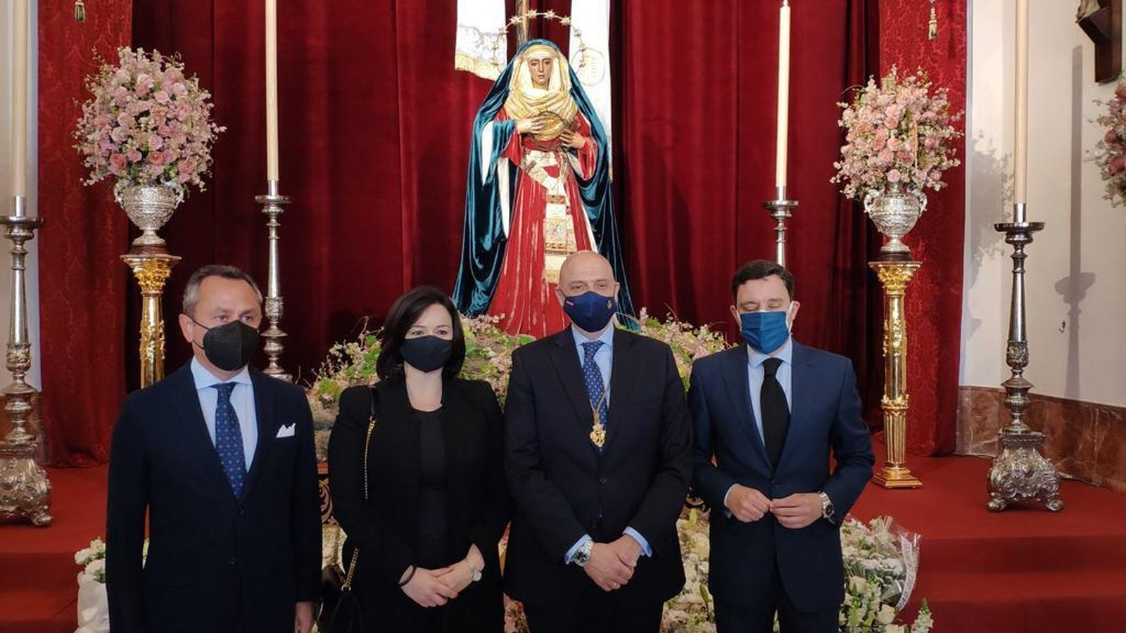 La presidenta del PP de Sevilla, Virginia Pérez, con el hermano mayor, Sergio Sopeña, el pintor Ricardo Suárez y el secretario general de la formación política, Juan de la Rosa