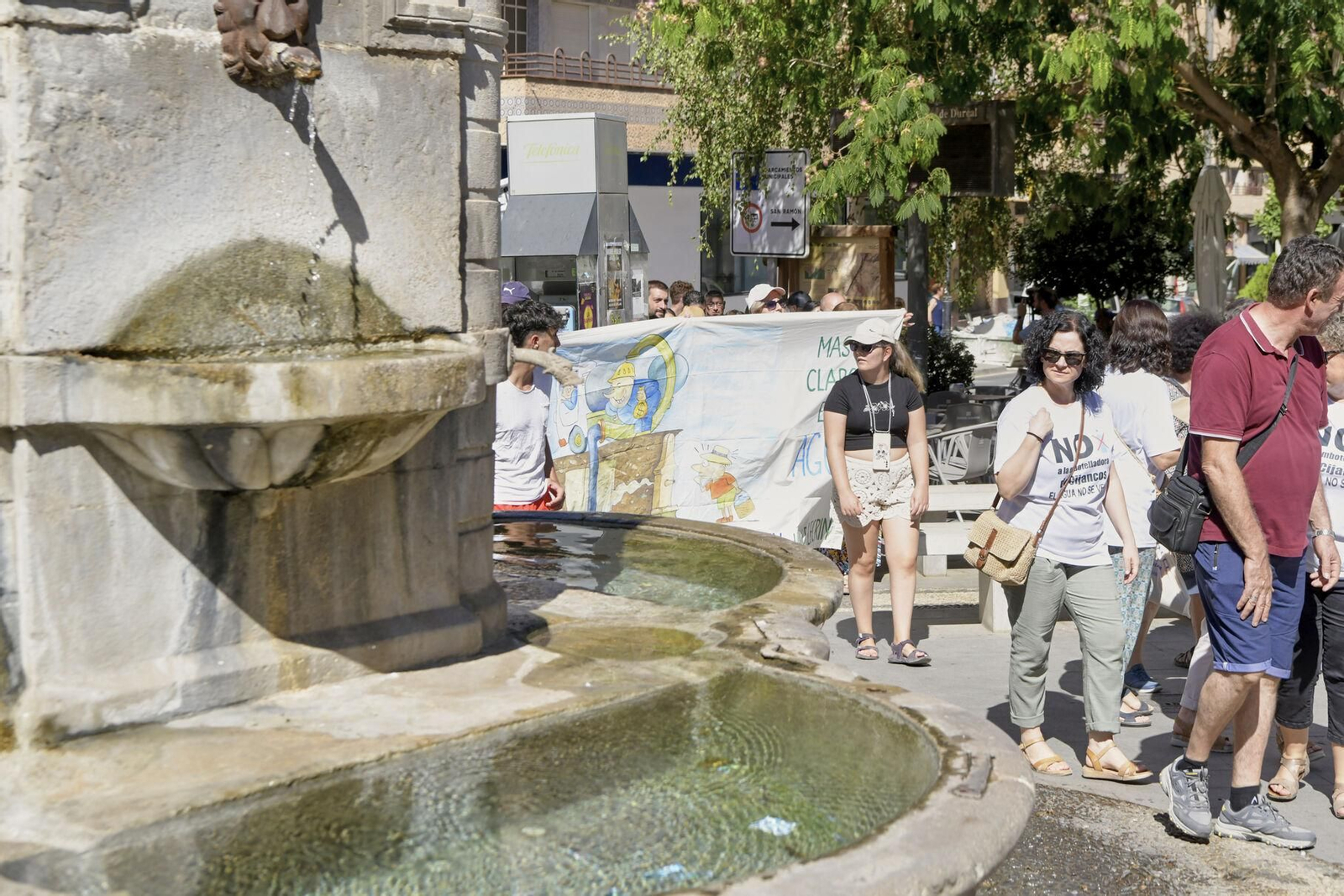 Así se han manifestado por las calles de Padul en contra de la embotelladora de Cijancos
