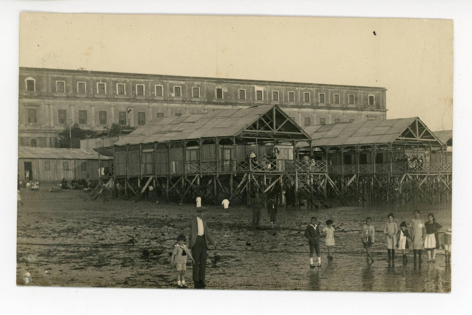 Tarjeta postal del Balneario del Real de Cádiz, en la Caleta, en 1868.