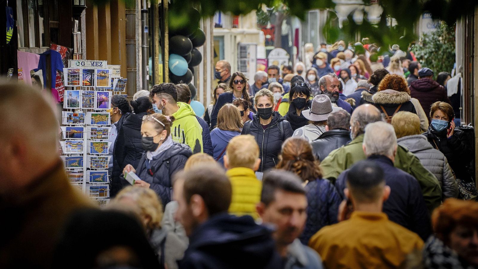 Importante presencia de público en una calle del centro.