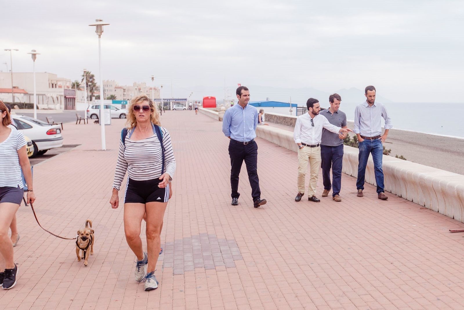 El alcalde y el concejal, junto a técnicos, inspeccionan las obras.