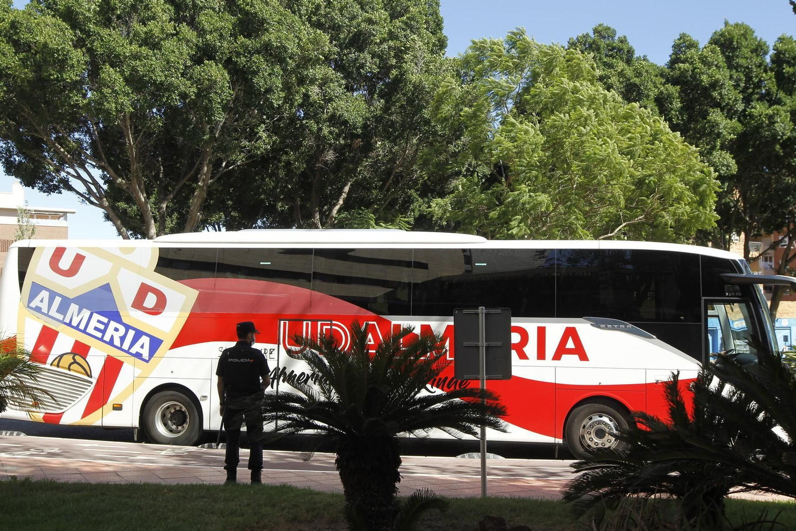 Fotogalería de la afición del Almería antes del partido ante el Girona