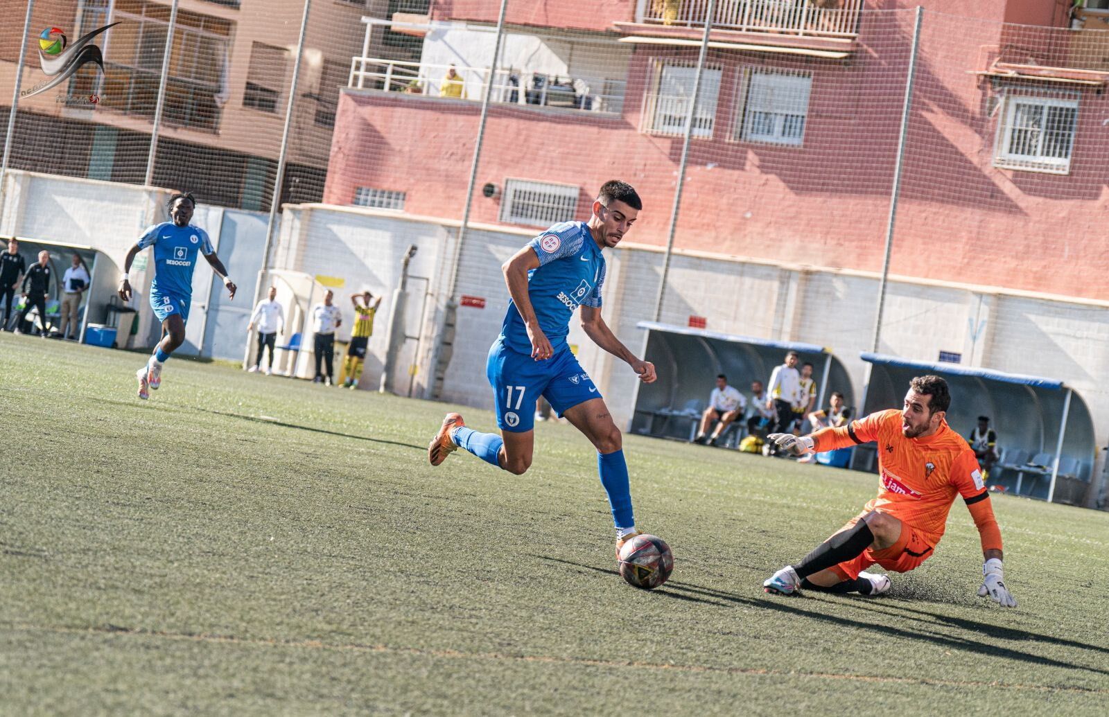 Raúl Rojas con el balón ante 'Gato' Romero.