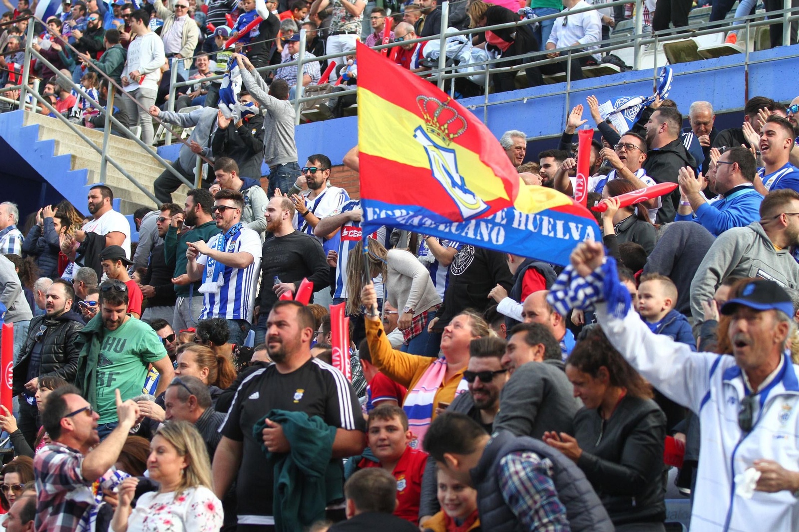 Ambientazo en las gradas del Recreativo de Huelva y el San Fernando