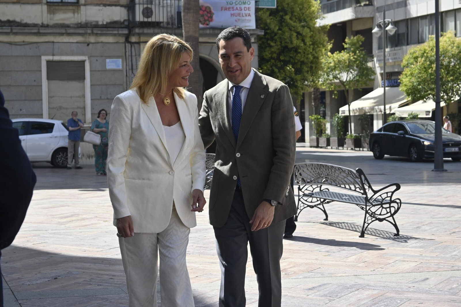 Visita de Juanma Moreno al Ayuntamiento de Huelva, en Imágenes