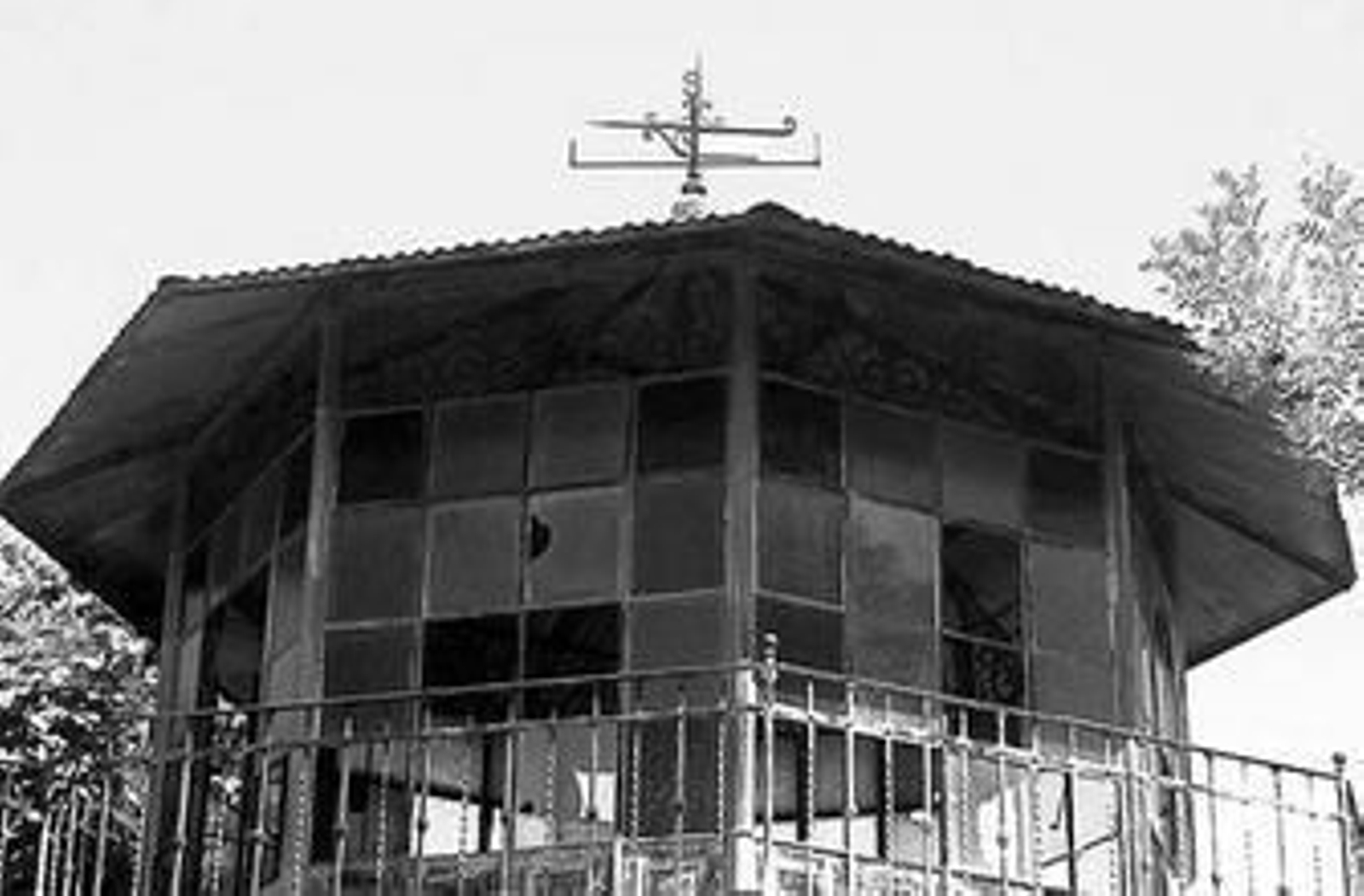 1. Planta de arriba del templete con cristales de colores  2. El merendero, en plena instalación en la Alameda Vieja 3. Imagen original de principios del siglo XX en la que posa gran parte de la familia en el templete y sus alrededores, dentro de la finca 4. Escalera de caracol de la construcción en la antigua finca de la Cartuja   5. La Alameda Vieja, a principios del siglo XX, en la que irá ubicado, en una de sus esquinas, el merendero.