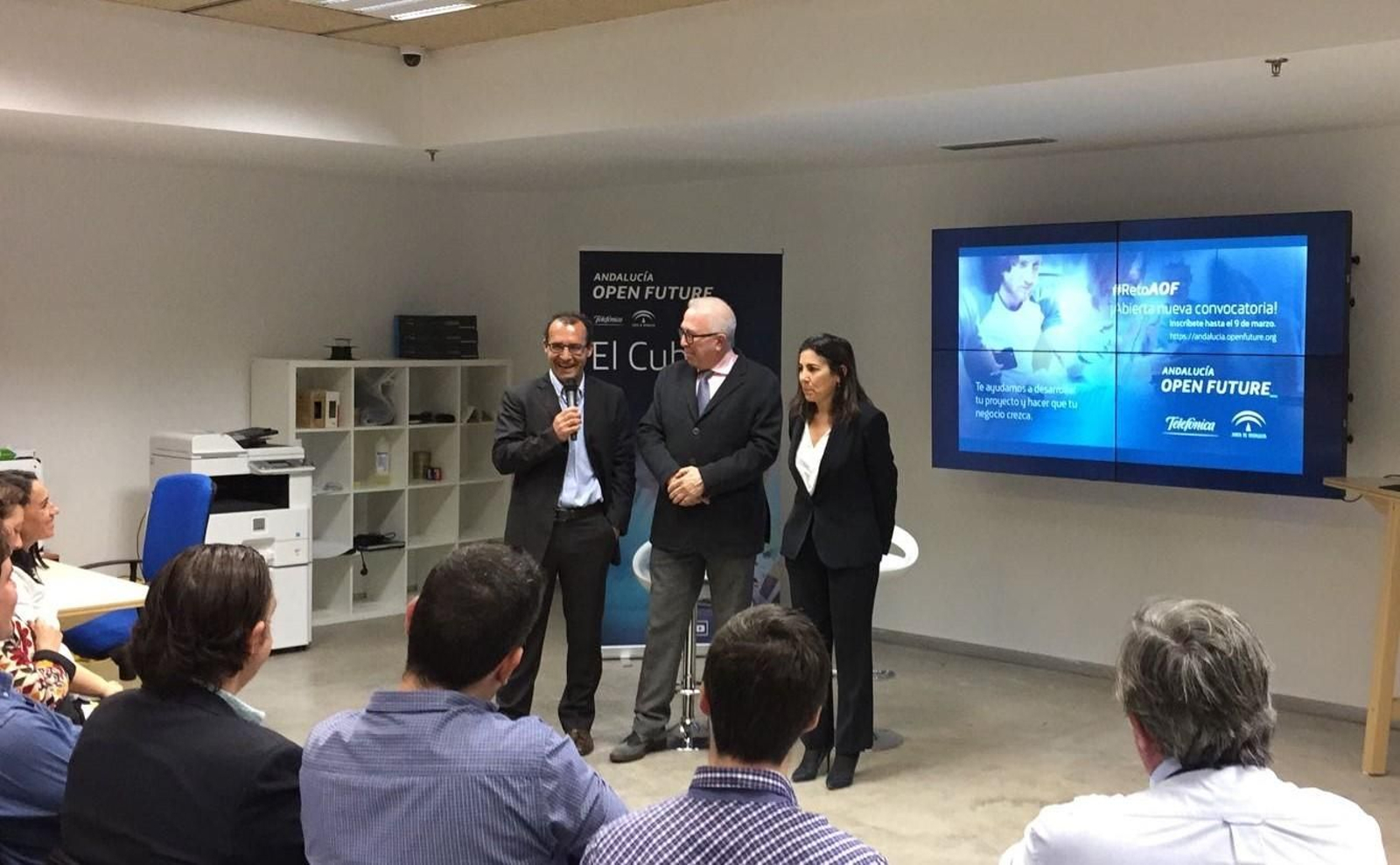 El consejero de Empleo, José Sánchez Maldonado, en el centro, y la directora de Territorio Sur de Telefónica, María Jesús Almazor, en un encuentro con las 'startups' alojadas en El Cubo.