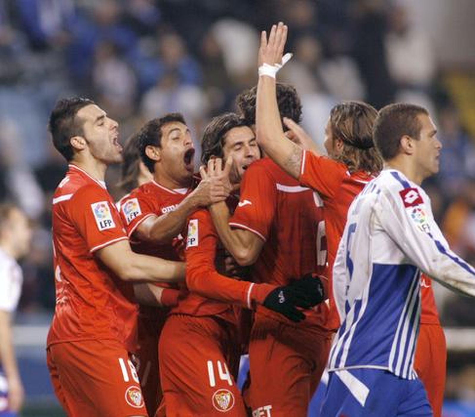 Los jugadores del Sevilla felicitan a Escudé por su gol.

Foto: EFE